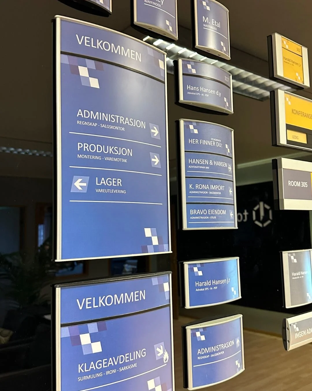 Ingen bygg eller arbeidsplasser er like og god merking er viktig for oversikt, funksjon og helhet. Med riktige l&oslash;sninger blir det enklere &aring; orientere seg, samtidig som designet passer inn i omgivelsene 🏢

Vi tilbyr skreddersydd merking 