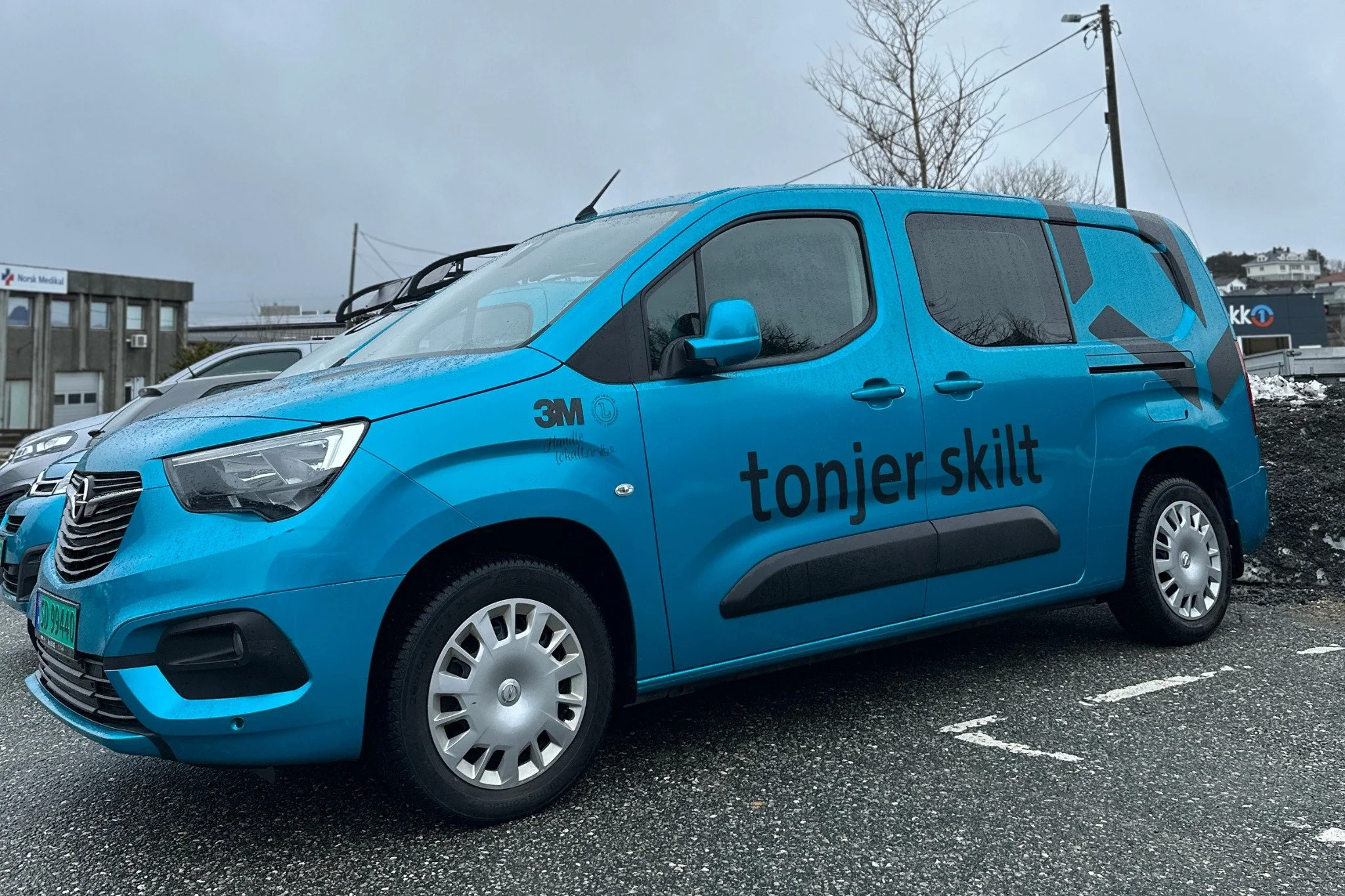 En firmabil er mer enn bare transport, den er en rullende reklameflate og en viktig del av bedriftens synlighet. Med gjennomtenkt og profesjonell bildekor blir bilen et tydelig, helhetlig og tillitvekkende uttrykk for merkevaren din, uansett hvor den