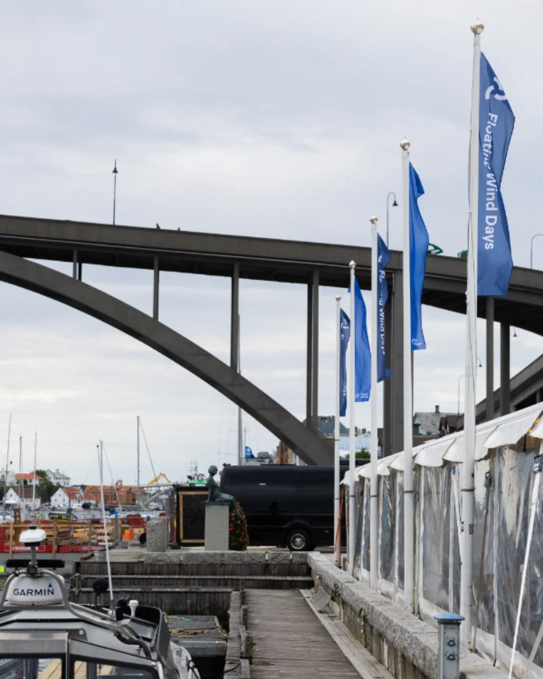 Lite skaper mer liv og bevegelse enn et flagg som vaier i vinden. Det kan v&aelig;re nasjonalflagg, reklameflagg eller et design du selv velger 🇳🇴

H&oslash;yden p&aring; flaggstangen avgj&oslash;r flaggets st&oslash;rrelse og vi hjelper deg gjerne