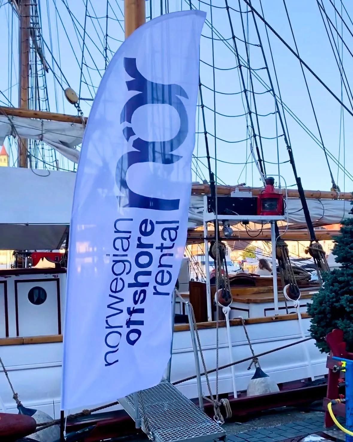 Synlighet er viktig og beachflagg er en enkel m&aring;te &aring; bli lagt merke til p&aring; 🌟

Enten dere skal p&aring; messe, stand, arrangement eller bare &oslash;nsker &aring; trekke oppmerksomhet utenfor lokalet, er beachflagg et praktisk og ri