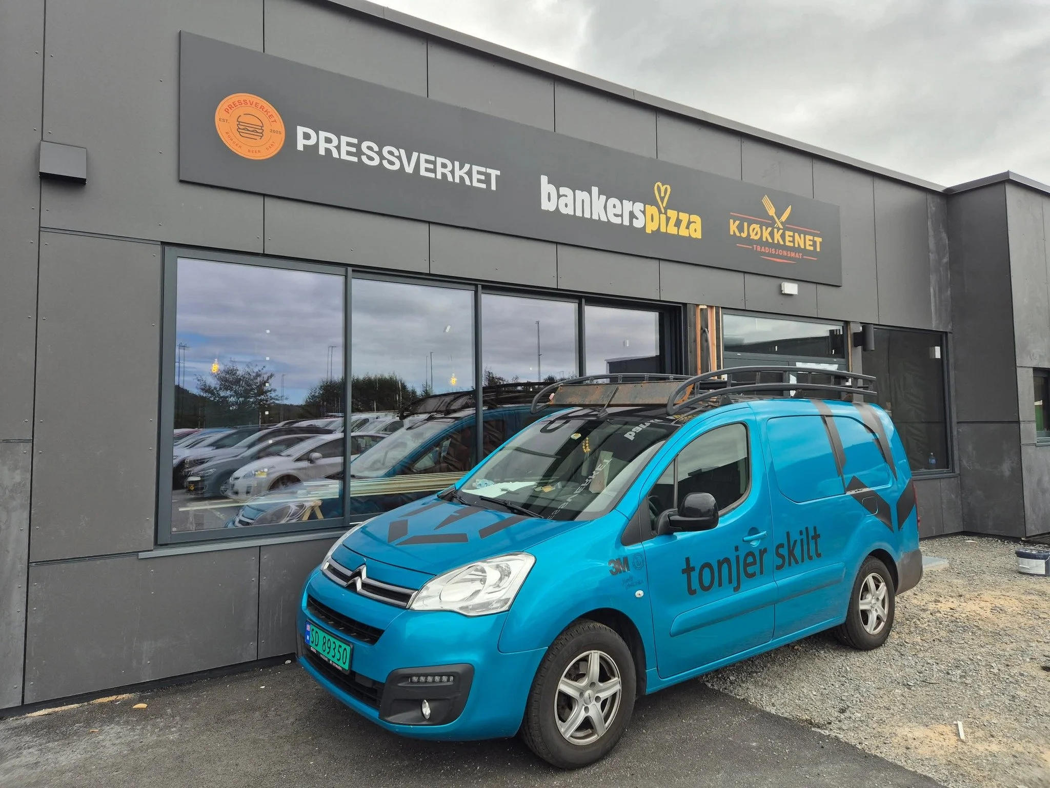 Vi har levert fasadeskilt til @pressverket, @bankerspizza og Kj&oslash;kkenet p&aring; Aksdal 🪧🍕🍔

Skiltet samler logoene til alle tre p&aring; ett sted og s&oslash;rger for at de er godt synlige utenfra. Vi er godt forn&oslash;yde med resultatet 