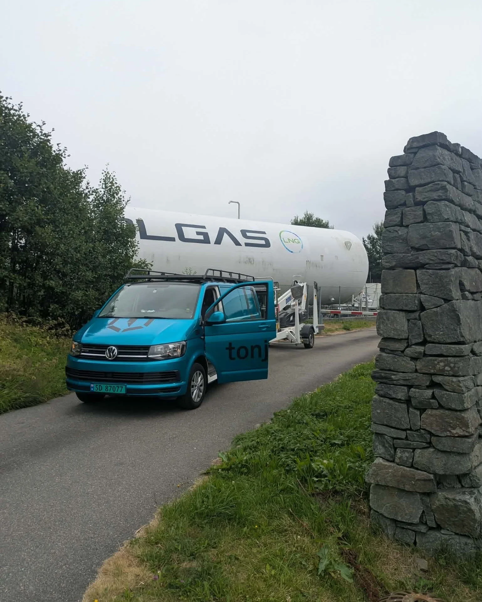 Vi har hatt gleden av &aring; levere dekor p&aring; flere av Molgas sine tanker, blant annet denne p&aring; Halhjem 👷🙌

Store flater stiller andre krav enn sm&aring;, men uansett st&oslash;rrelse h&aring;ndterer vi produksjon og montering internt h
