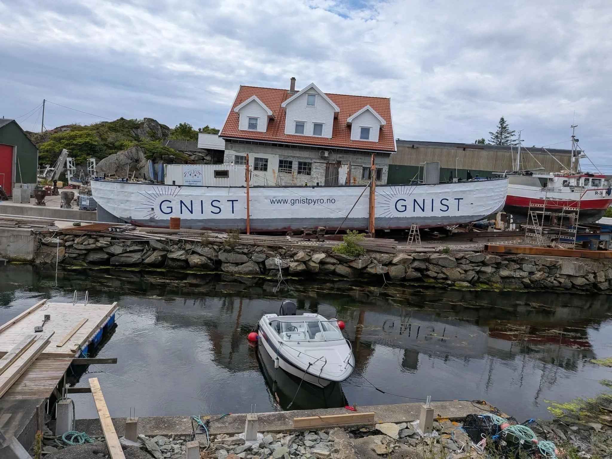 Ikke alle oppdrag ligner hverandre, og det er nettopp det som gj&oslash;r jobben v&aring;r spennende ⚓️

Denne gangen har vi levert b&aring;tdekor for Gnist. Vi setter alltid pris p&aring; varierte prosjekter og kunder som gir oss muligheten til &ari