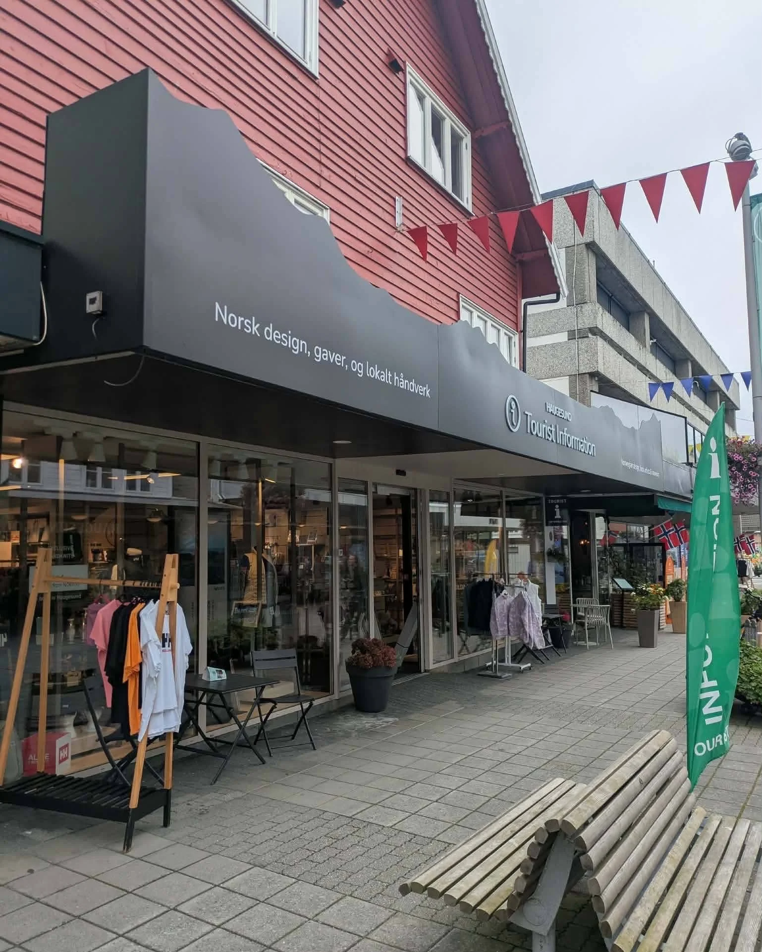 For Haugesund Turistinformasjon har vi levert fasadeskilt og folie til utebruk 🪧🗺️

Vi tok oss av produksjon og montering, mens designet ble utviklet av @appex. Folien i tredesign er laget for utebruk og t&aring;ler v&aelig;r og vind over tid, mens