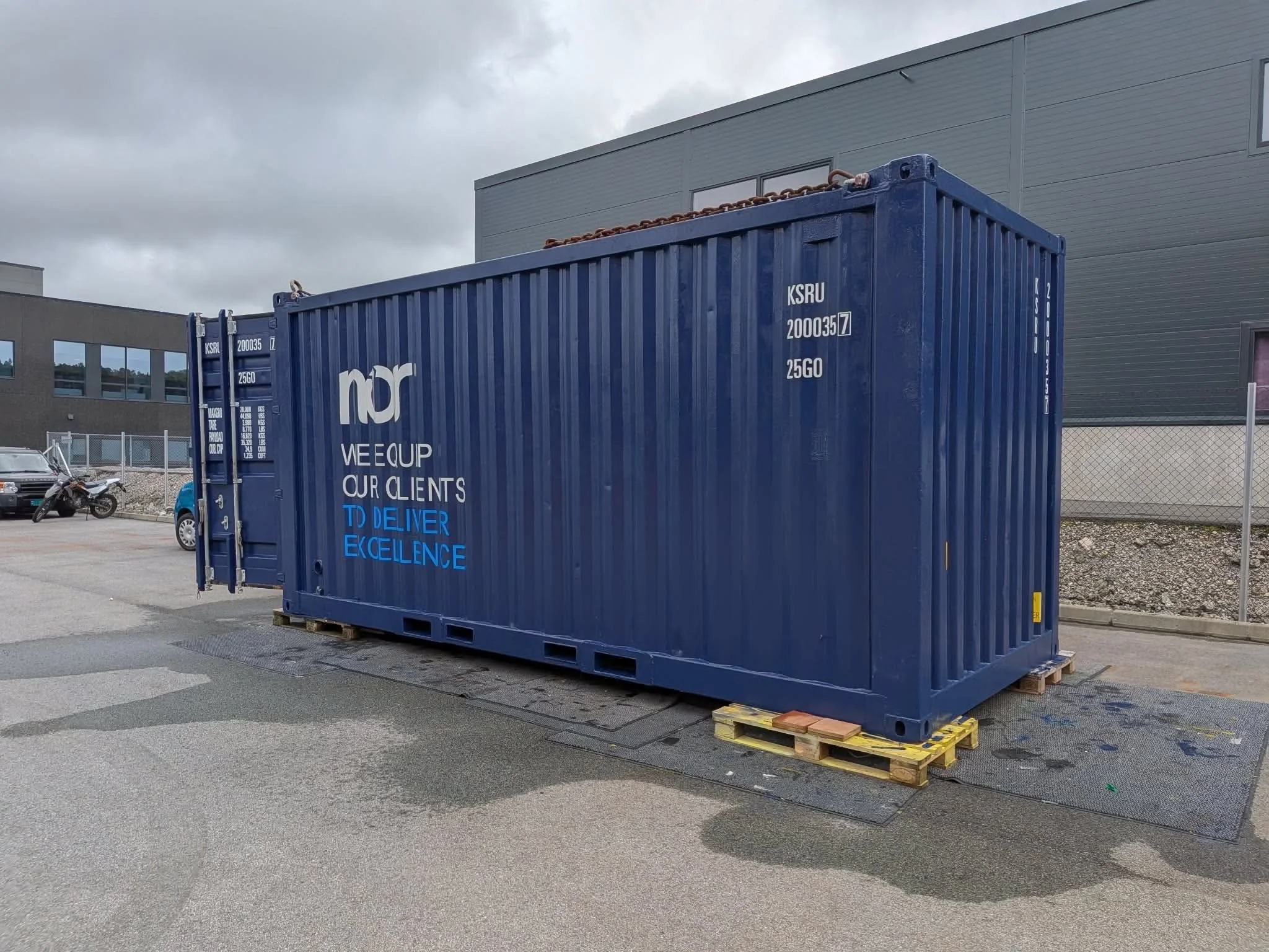 Det er de varierte oppdragene som gj&oslash;r hverdagen v&aring;r spennende 👷

For NOR har vi levert og montert dekor p&aring; container. Vi produserer internt og h&aring;ndterer monteringen selv, noe som gir god kontroll p&aring; kvalitet og leveri