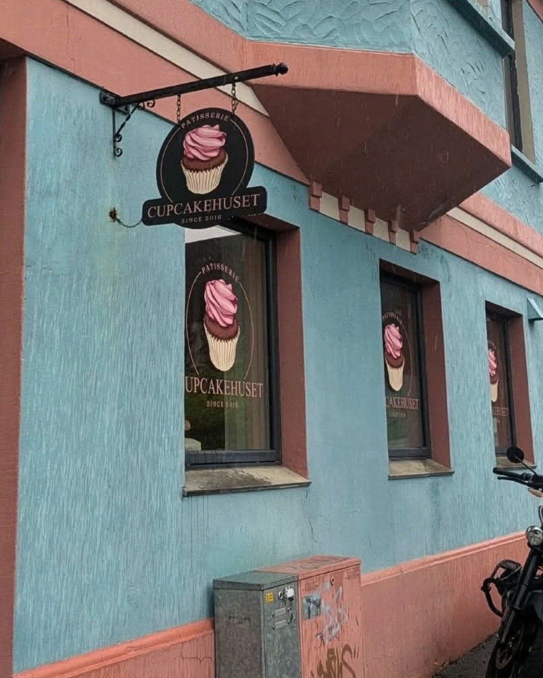Det er ikke bare cupcakene som skal se bra ut, men ogs&aring; stedet de selges fra 🧁🪧

Denne gangen fikk vi pyntet litt p&aring; utsiden av @cupcakehusethaugesund med skilt og vindusdekor. Det er alltid kjekt &aring; f&aring; jobbe med lokale bedri