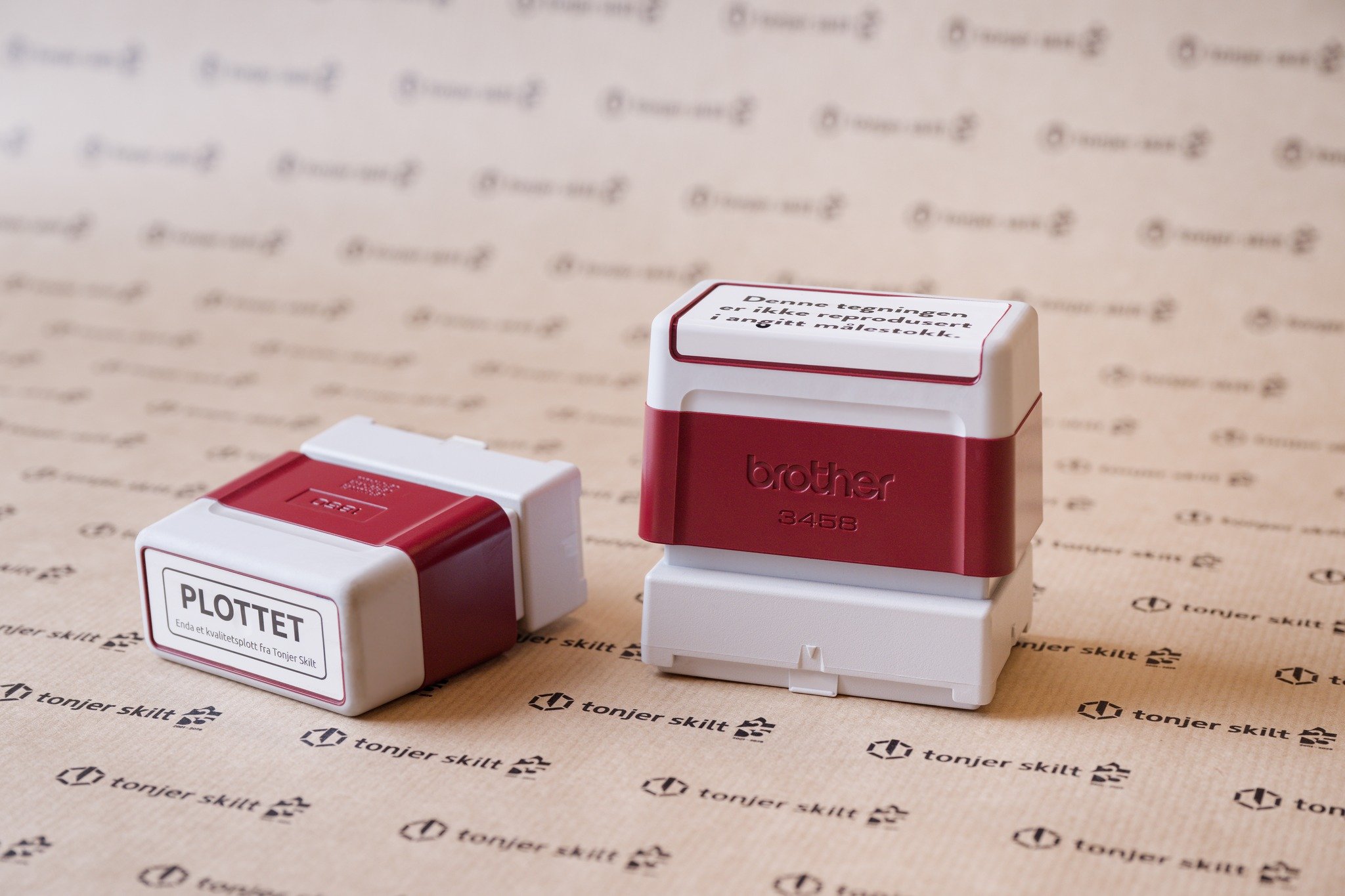 Liten i st&oslash;rrelse, stor i nytte 💮

Selvfargende stempel er et av produktene vi produserer internt, i flere st&oslash;rrelser og farger. Med eller uten logo og tekst tilpasset ditt behov. Et rimelig og praktisk produkt som alltid er klart n&ar