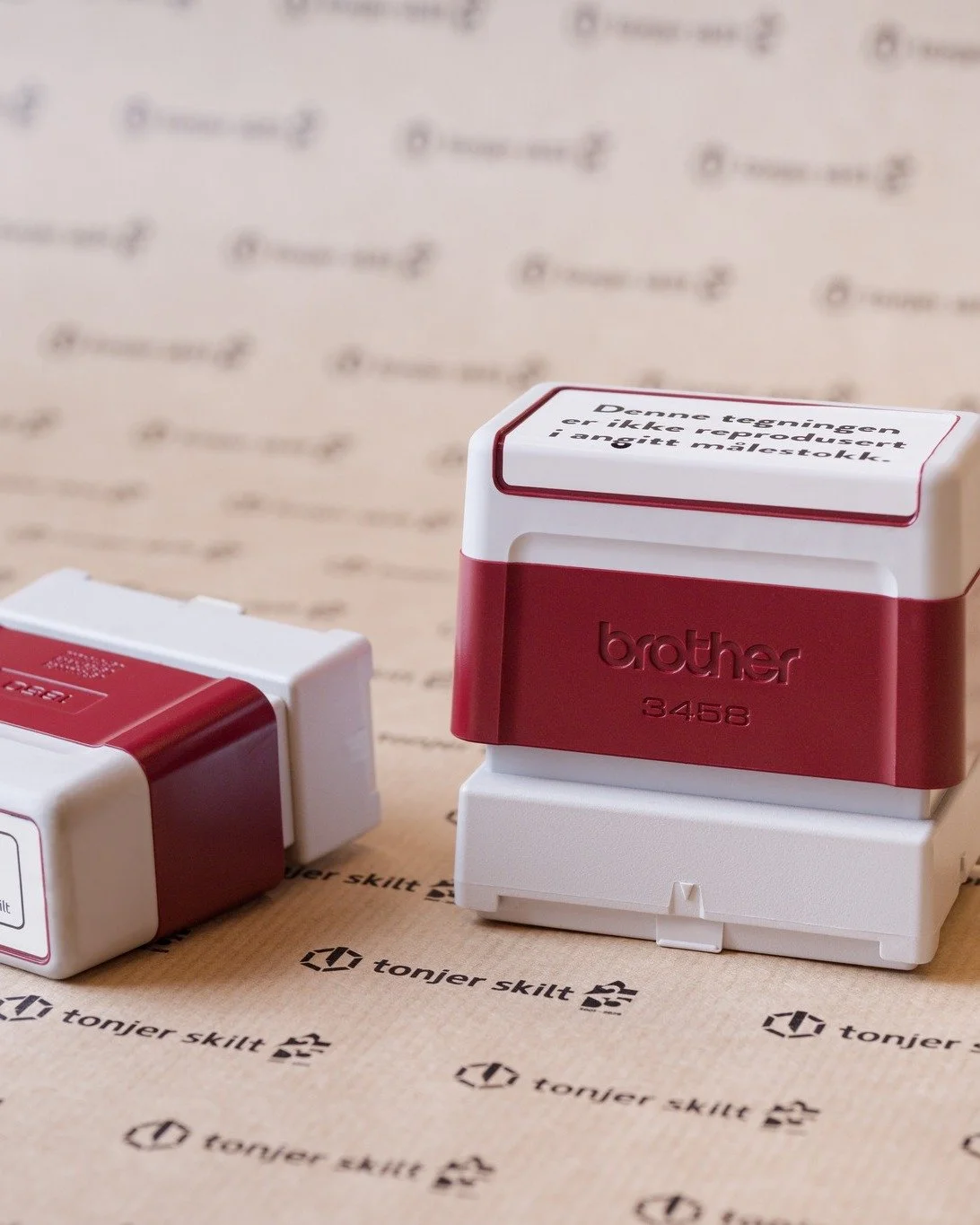 Selvfargende stempel er et praktisk og rimelig produkt for merking av dokumenter og utstyr ⭐️

Vi produserer internt i flere st&oslash;rrelser og farger, med eller uten logo og tekst tilpasset ditt behov. Alt lages p&aring; huset med kort leveringsti