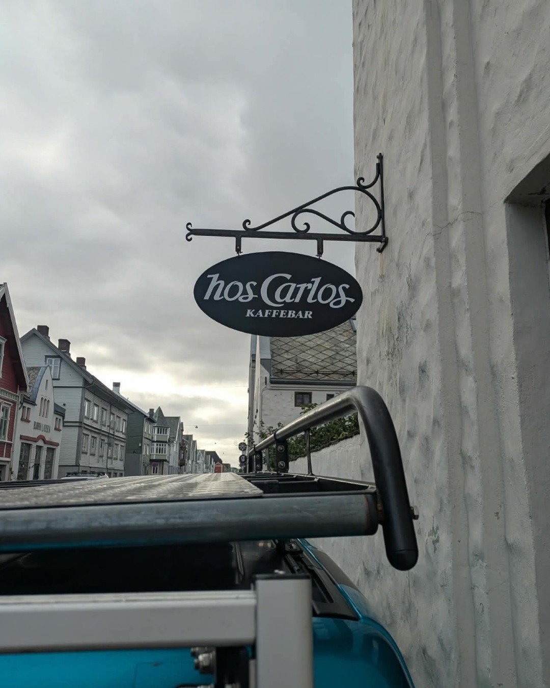 Denne leveransen for Hos Carlos hadde litt av hvert p&aring; menyen ☕️🪧

Vi har f&aring;tt jobbe med b&aring;de skilt, gatebukk og en mega kaffekopp til profileringen utvendig. Litt godt og blandet, med samme m&aring;l: at Hos Carlos skal synes godt