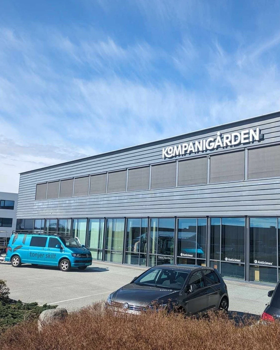 LED-skilt er blant de mest synlige investeringene en bedrift kan gj&oslash;re 💡

Med lavt str&oslash;mforbruk og lang levetid er det et smart og varig valg. Vi produserer LED-skilt tilpasset ditt bygg og din profil, og h&aring;ndterer alt fra skisse