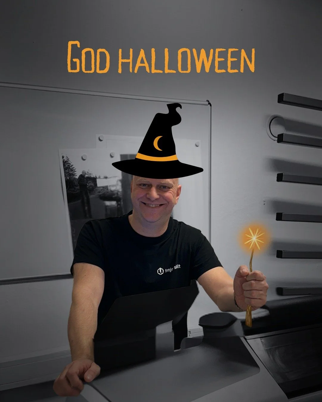 Noen pynter huset, noen kler seg ut, og noen g&aring;r p&aring; jakt etter godteri 🎃

Vi holder oss stort sett til folie, skilt og dekor, men p&aring; Halloween tar vi p&aring; oss hatten og feirer sammen med resten 👻

God halloween-helg fra Tonjer