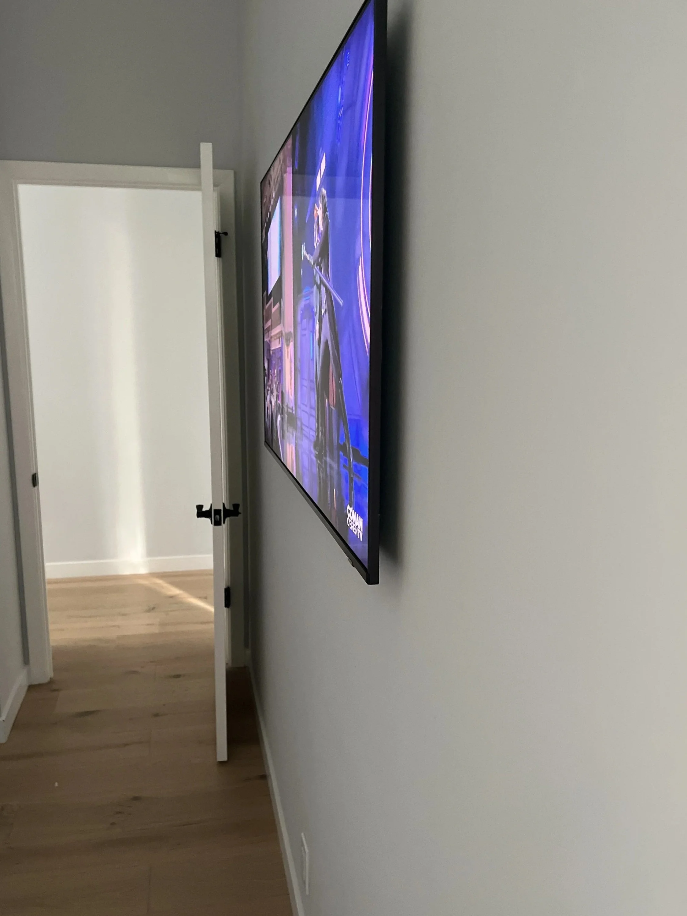 Installation/set-up of flat screen tv - located New Port Beach, CA