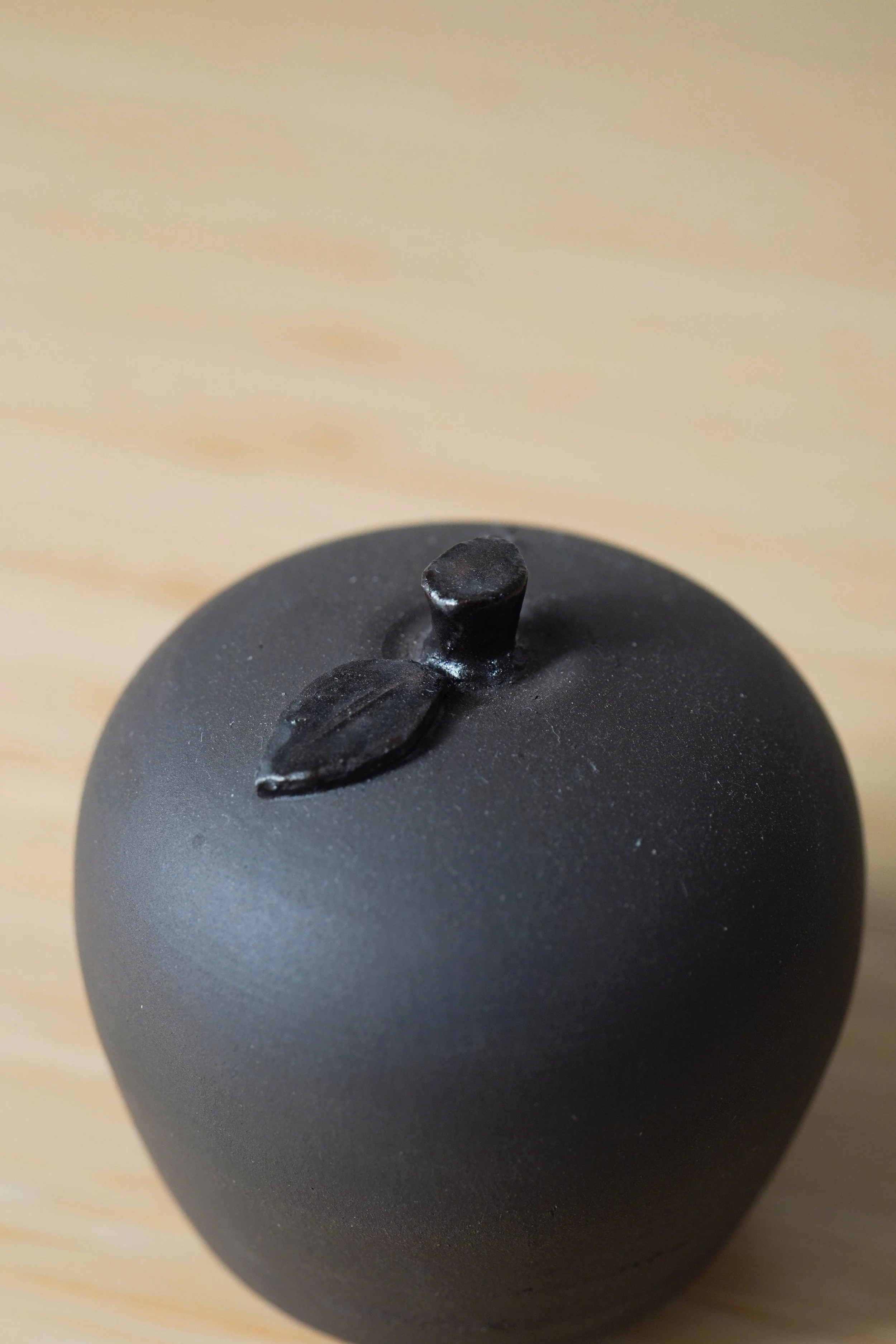apple_incense_holder_light_002.jpg