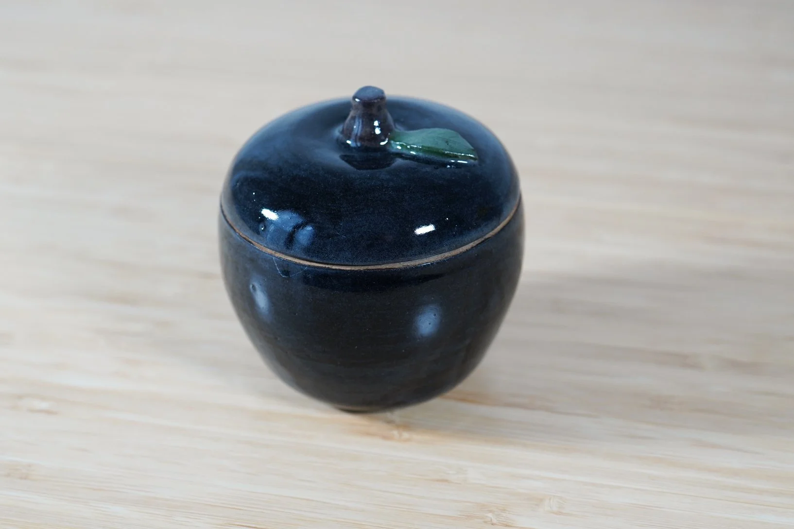 apple_black_1_project.jpg