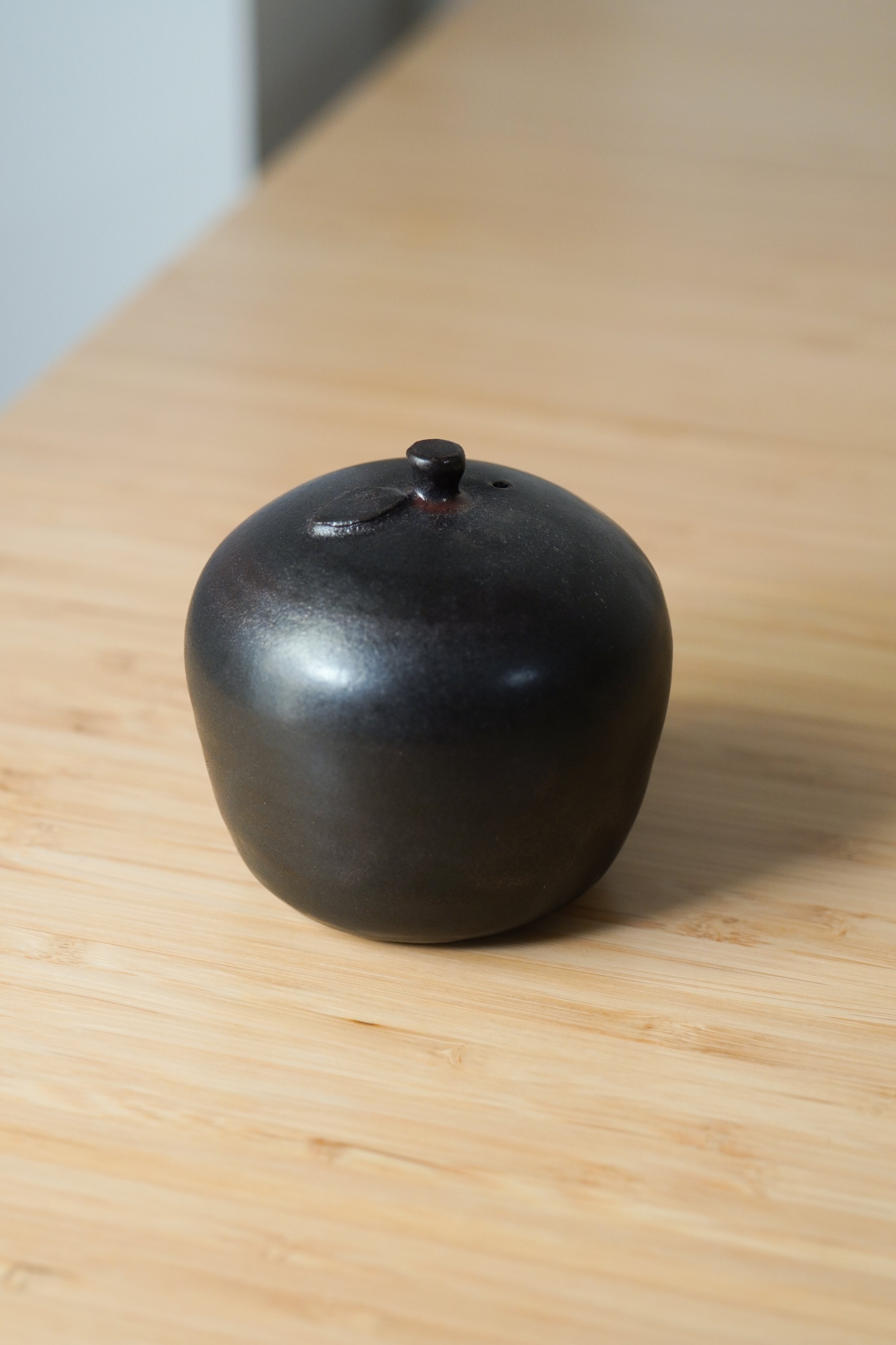 apple_incense_holder_dark_001.jpg