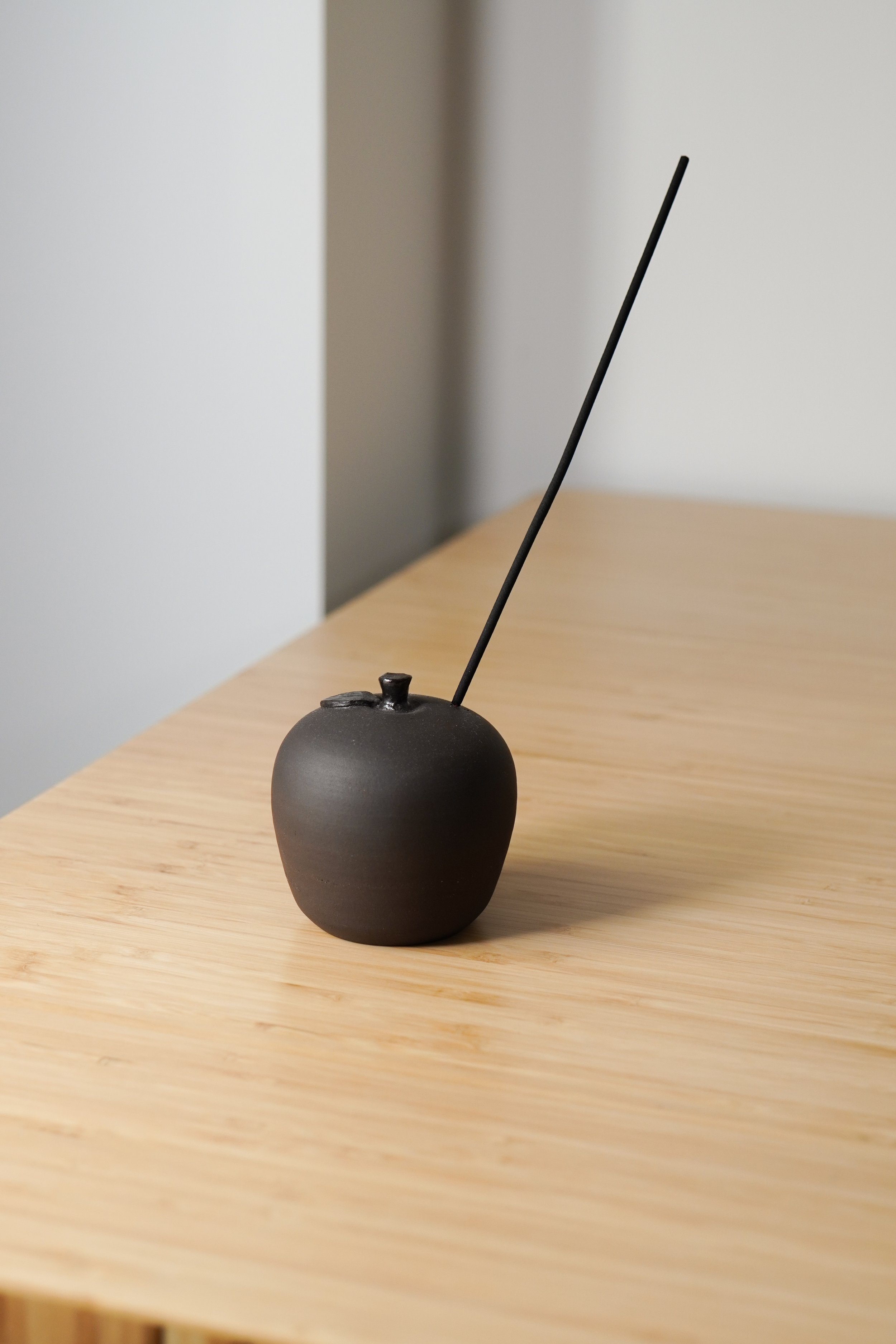 apple_incense_holder_light_003.jpg