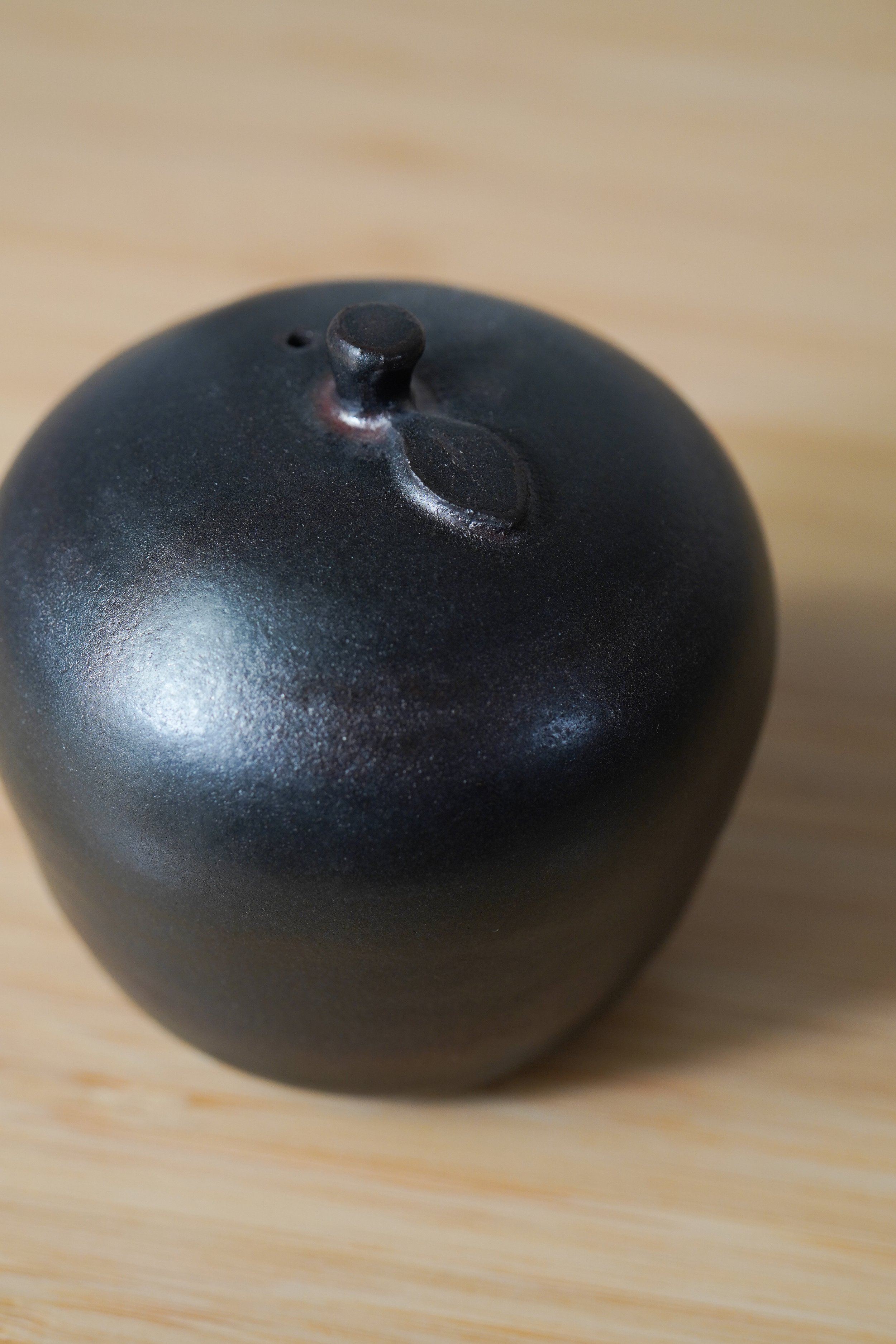 apple_incense_holder_dark_002.jpg