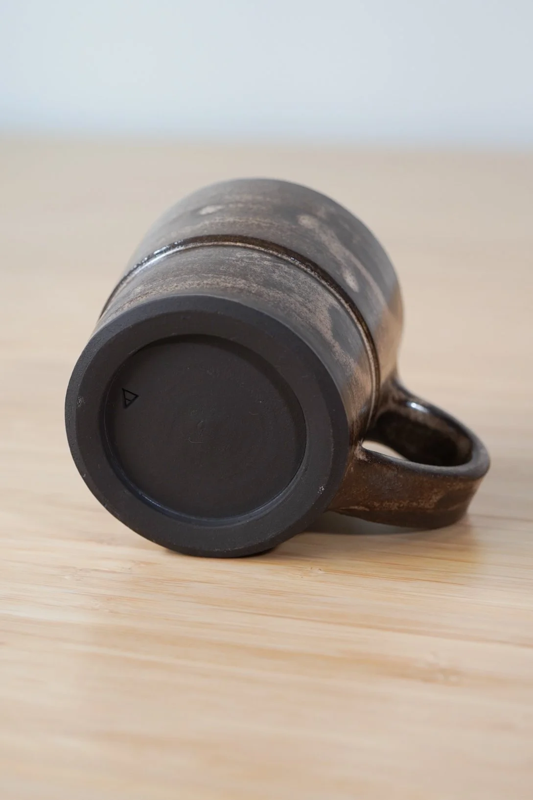 black_lamina_bevel_mug_bottom.jpg