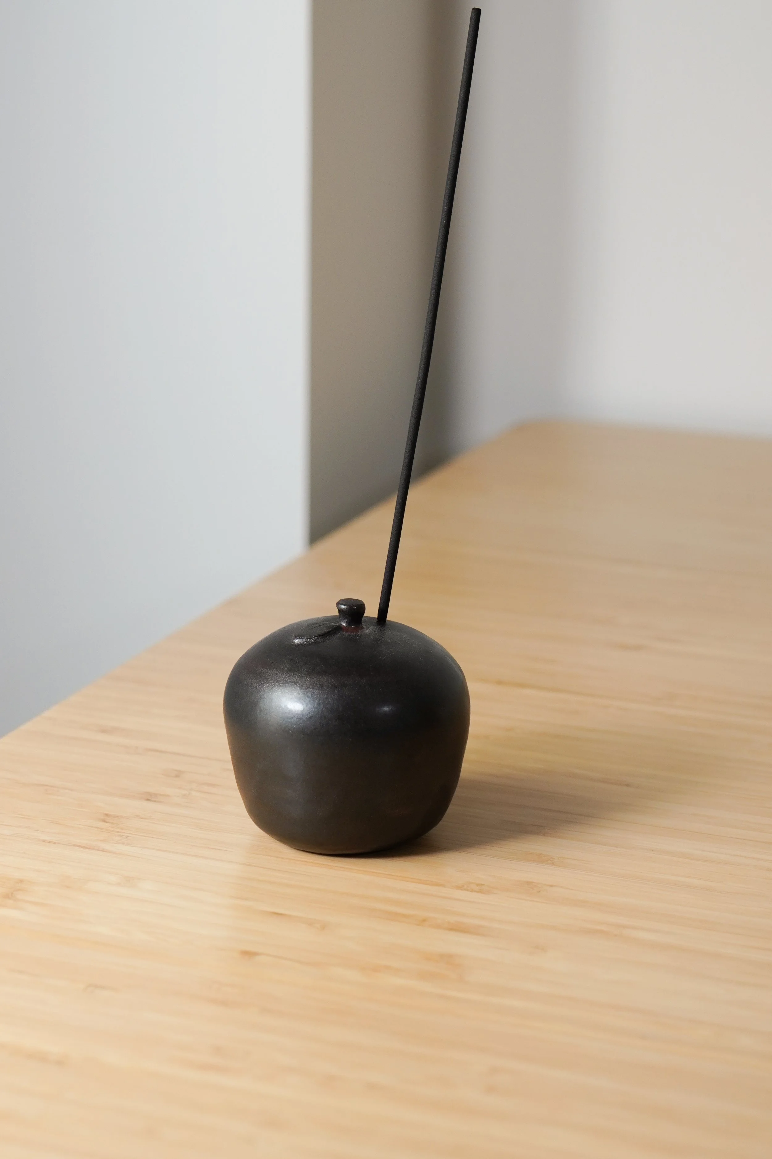 apple_incense_holder_dark_003.jpg