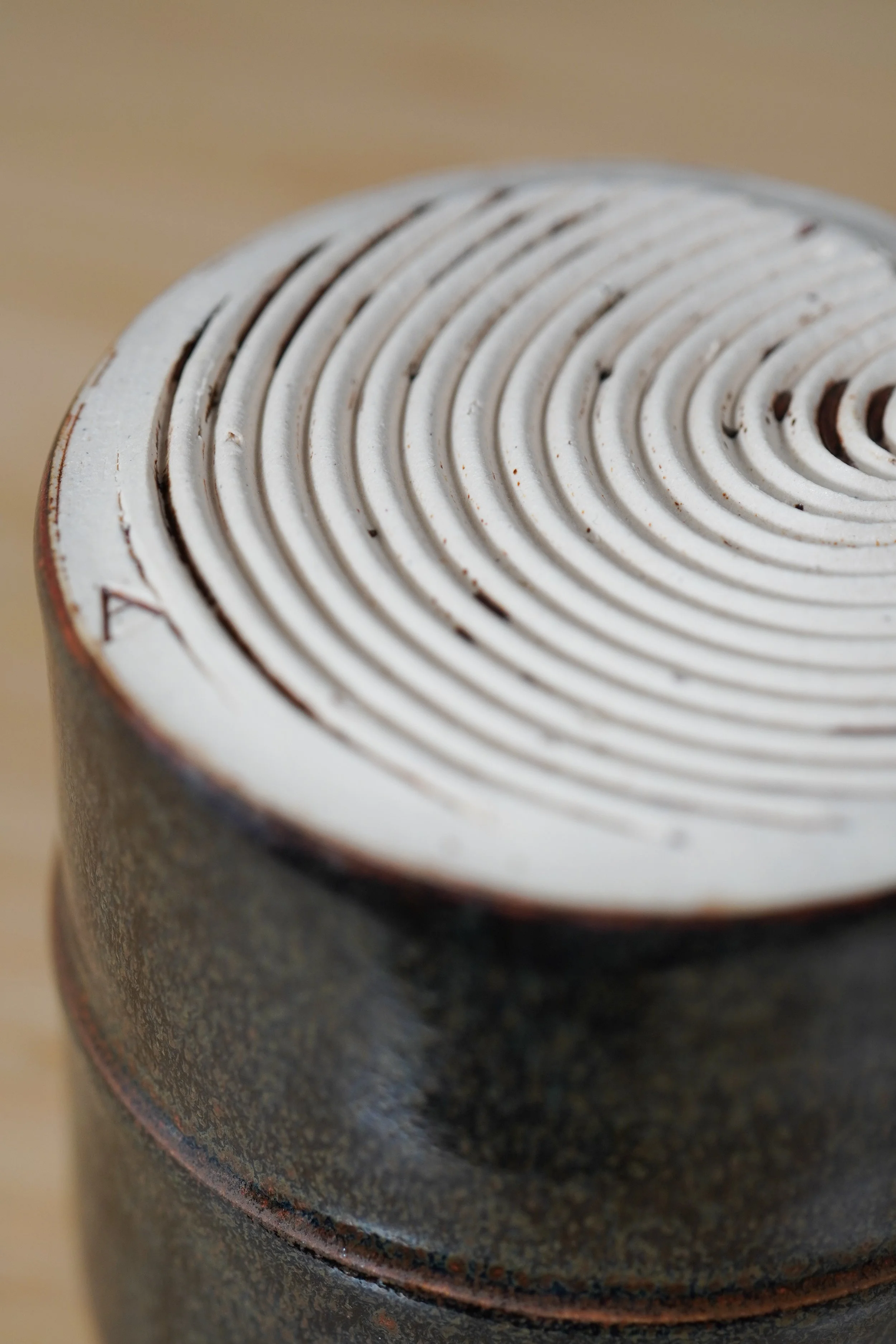 red_tenmoku_mug_003.jpg