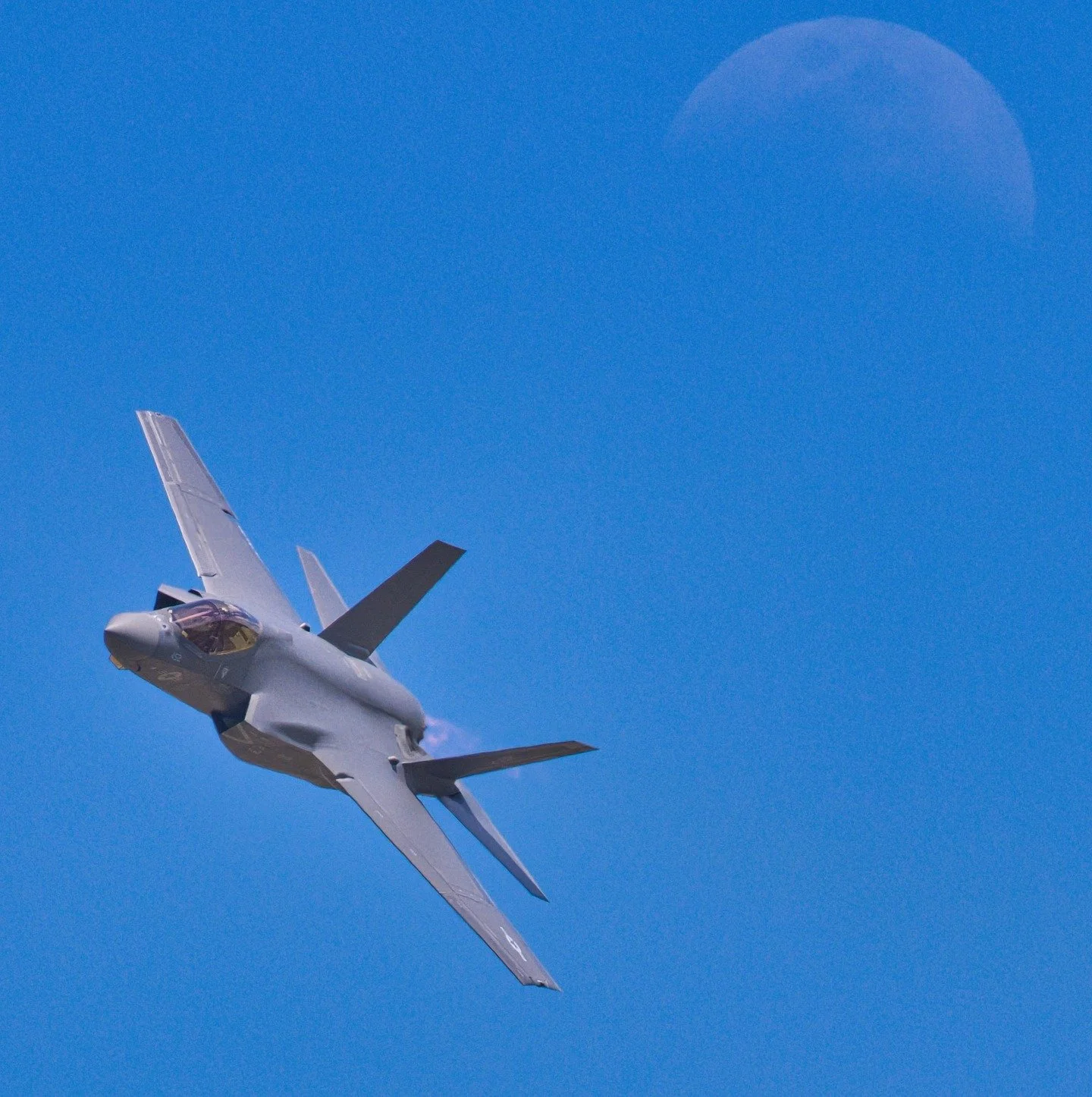 Showing some love to the Charlie today of the @f35c_demoteam from last year's @flysnf 

I remember finding the moon photo as I was editing some 10k photos shot during this week and having an entire weight lift off my shoulders with a "WOW... I s