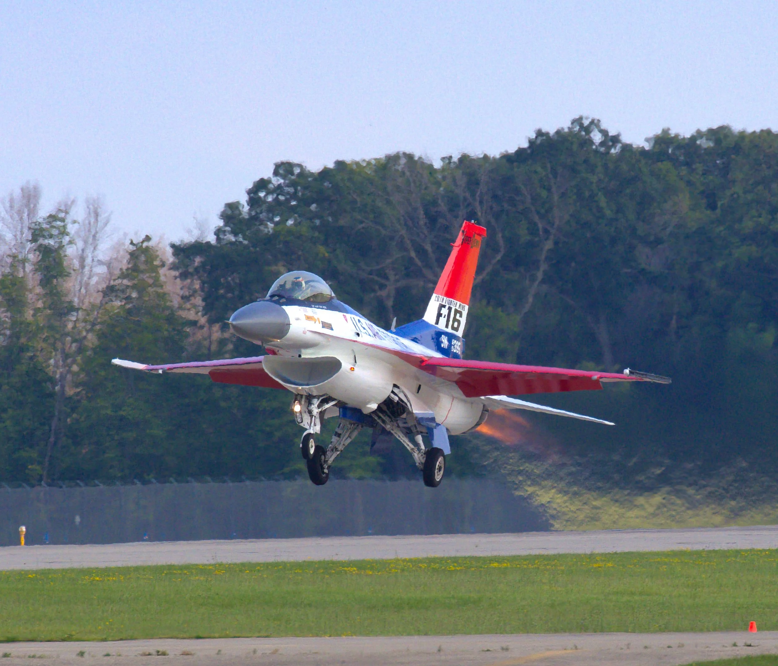 YF-16 Takeoff Oshkosh24.jpg