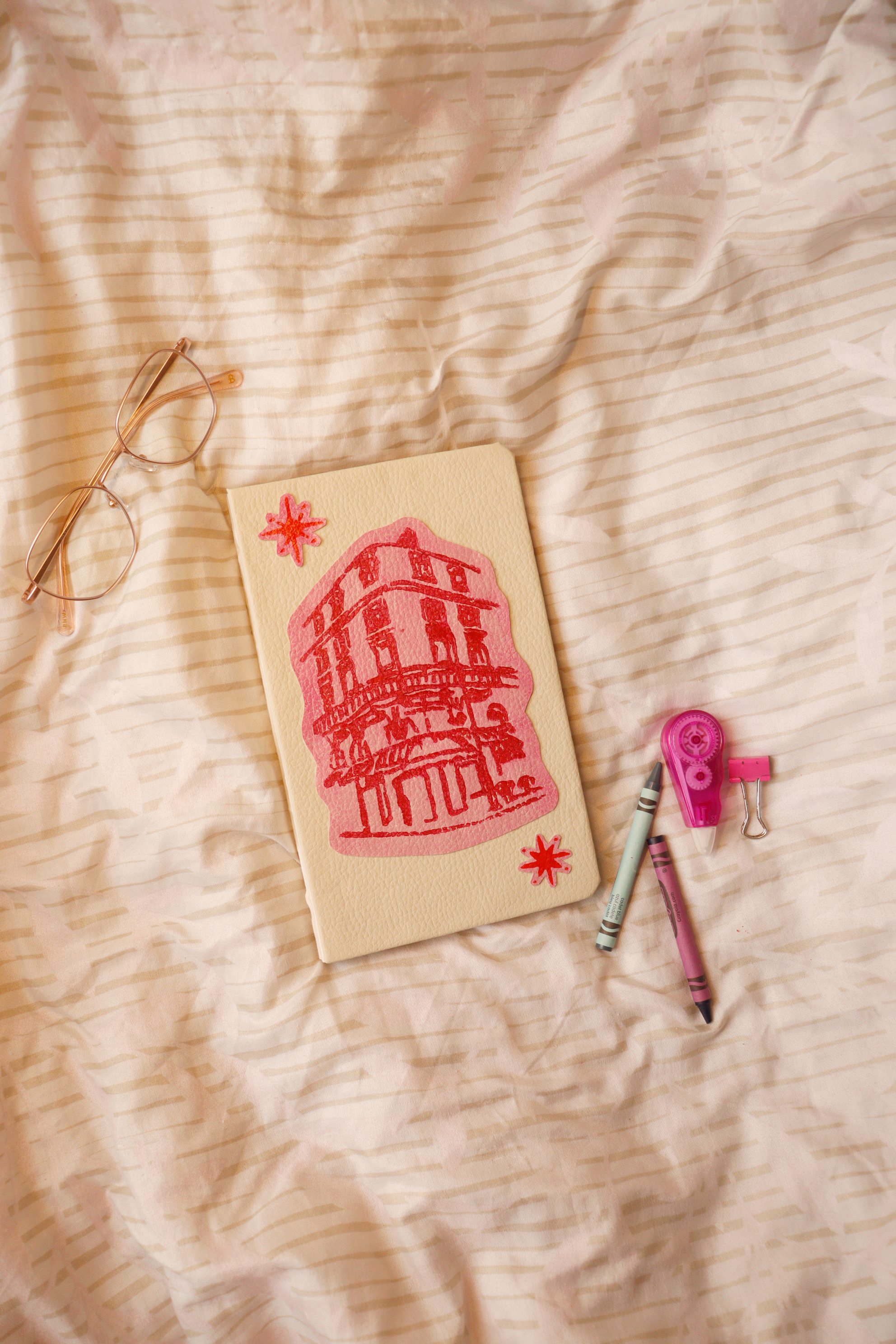 Journal 1/2 carta de polipiel con linograbado de edificio