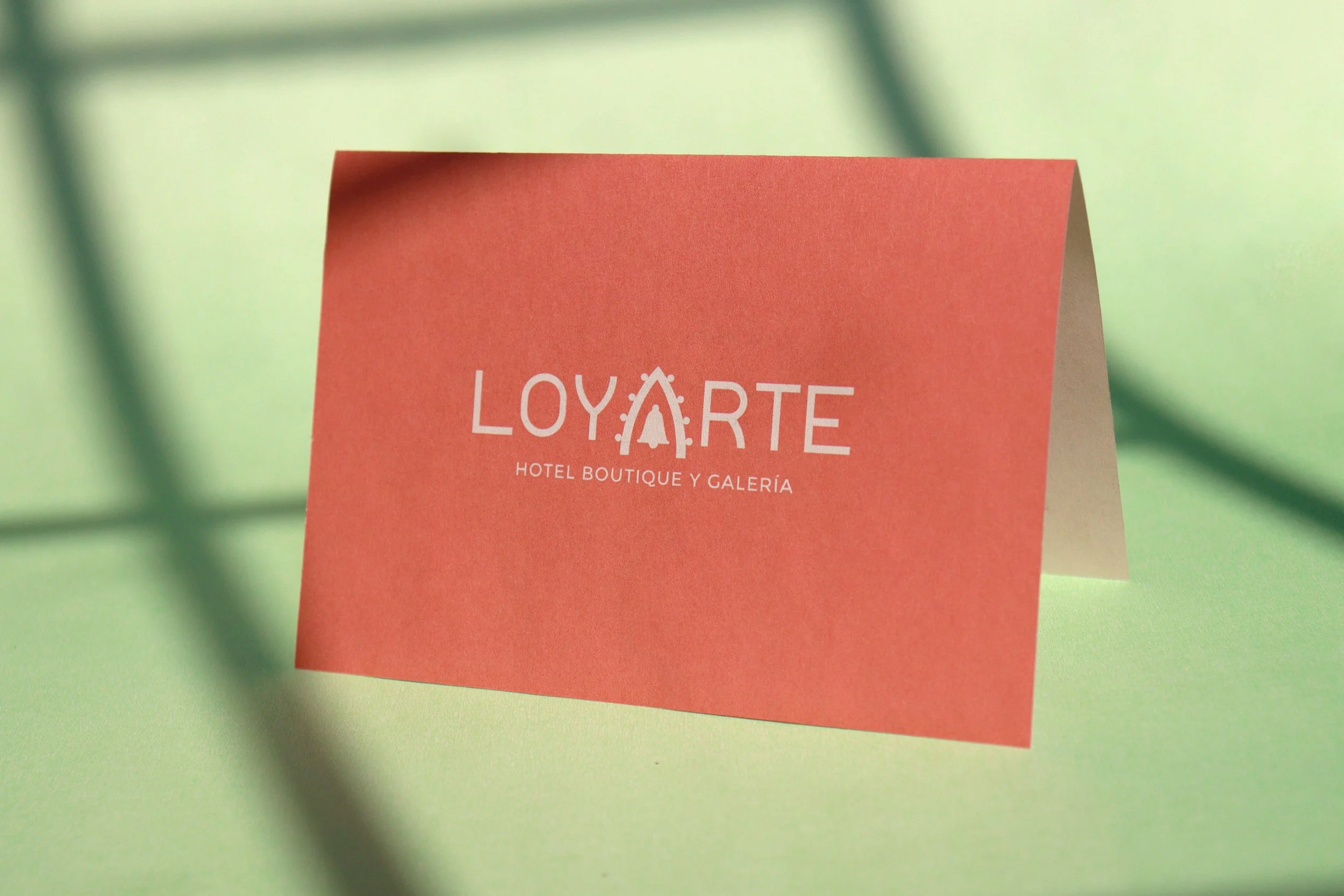 Logotipo en tarjeta de bienvenida