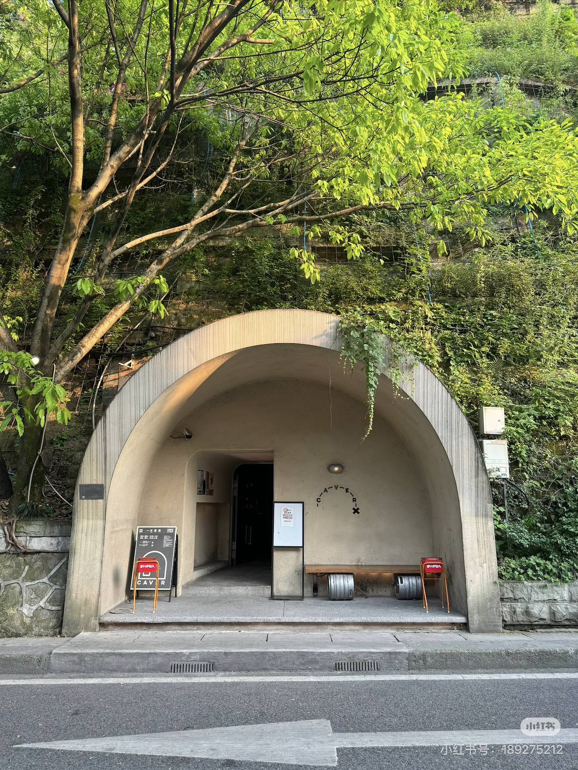 Caver, Chongqing bar hidden in a bunker