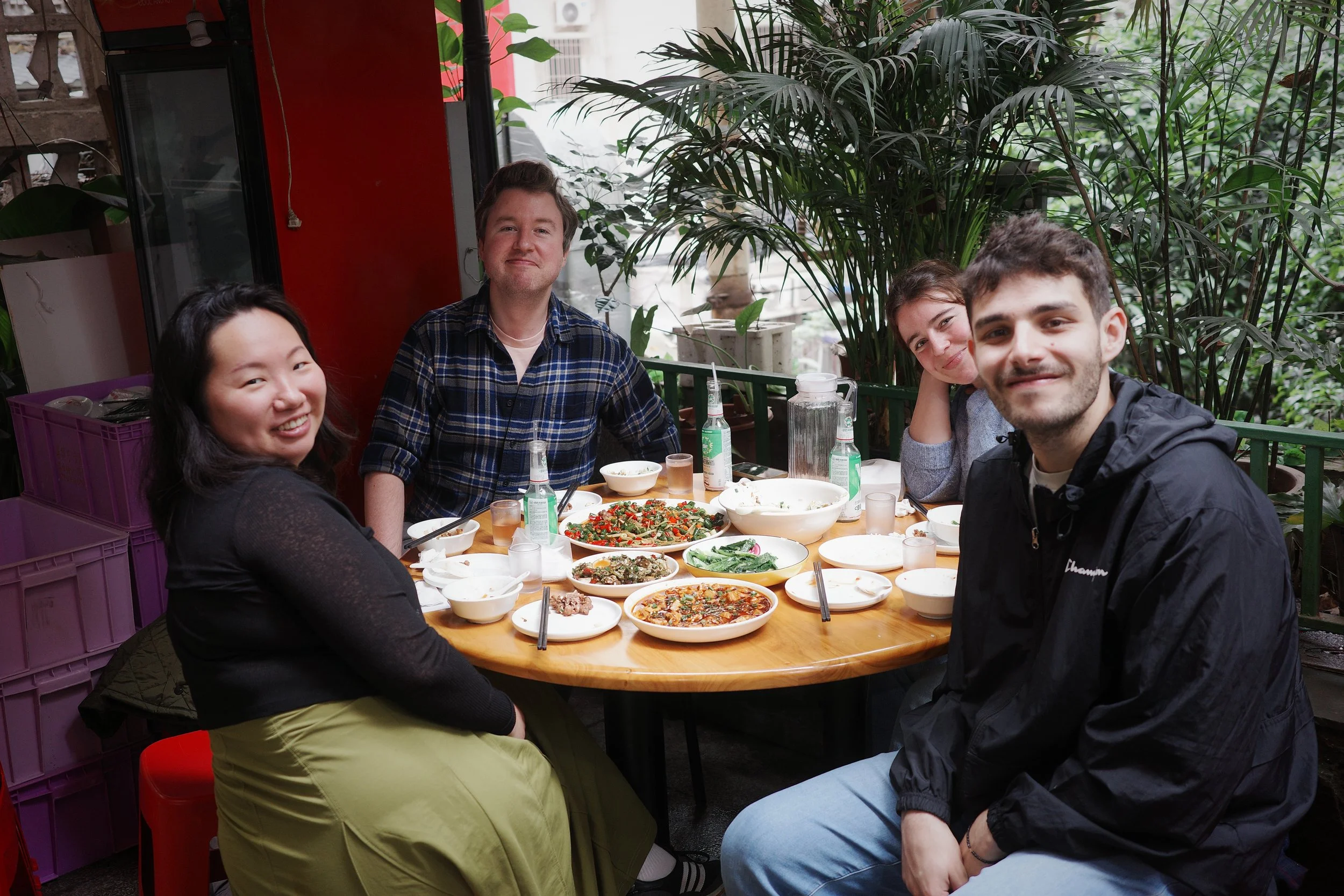 Les visiteurs internationaux de Yedu au bistro de Chongqing