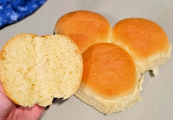 dinner rolls inside.png