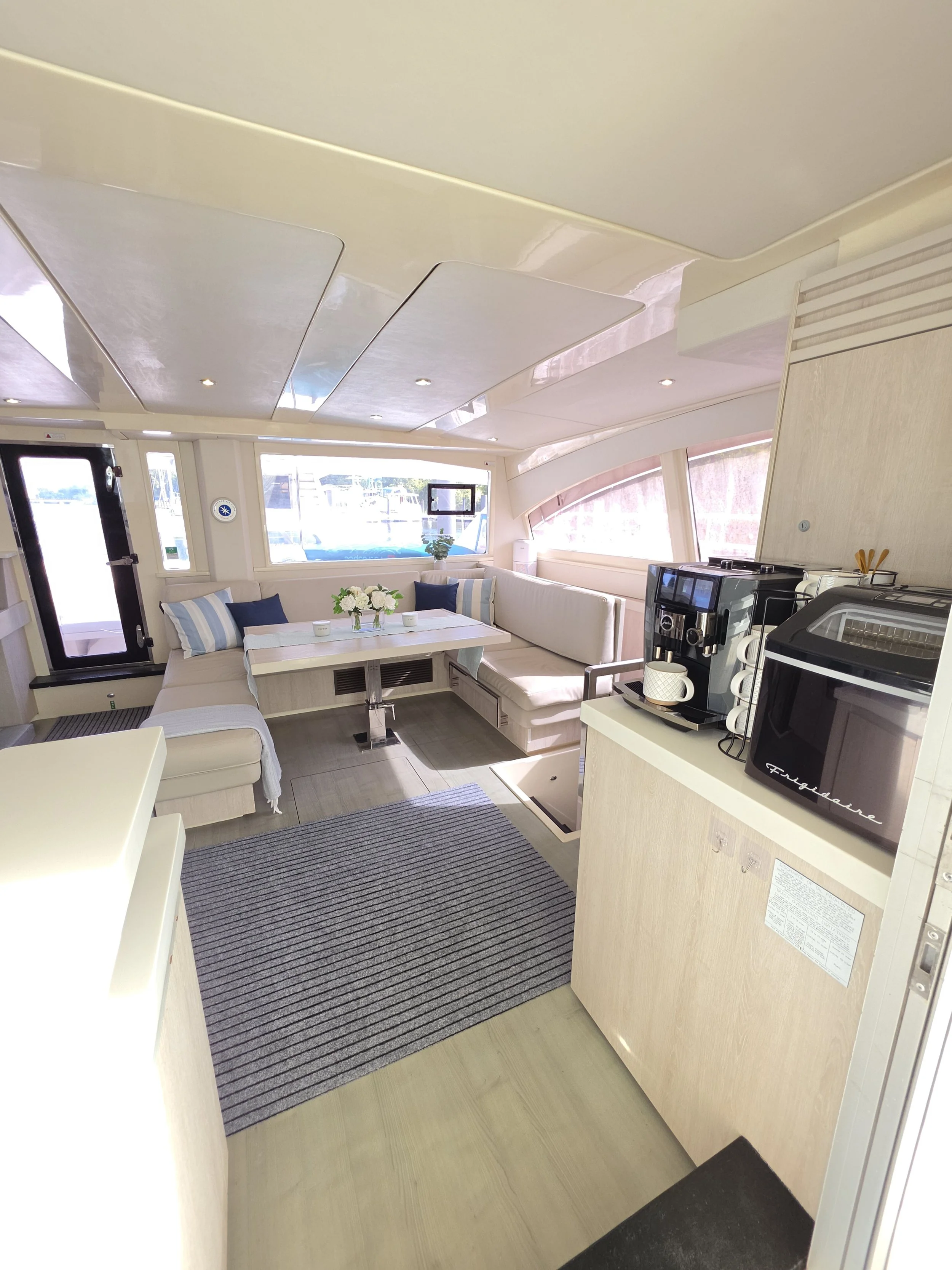 Salon/Galley