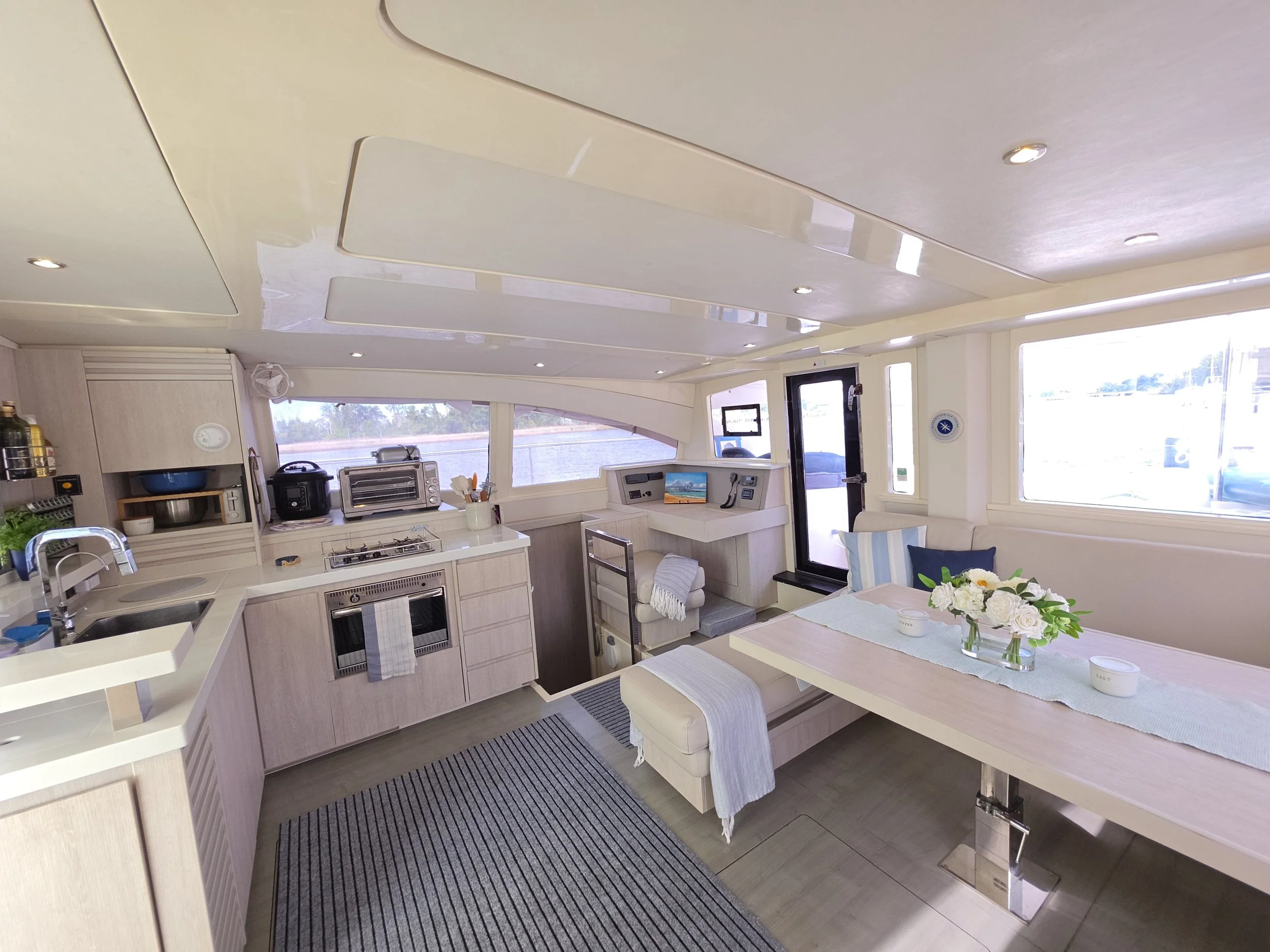 Salon/Galley