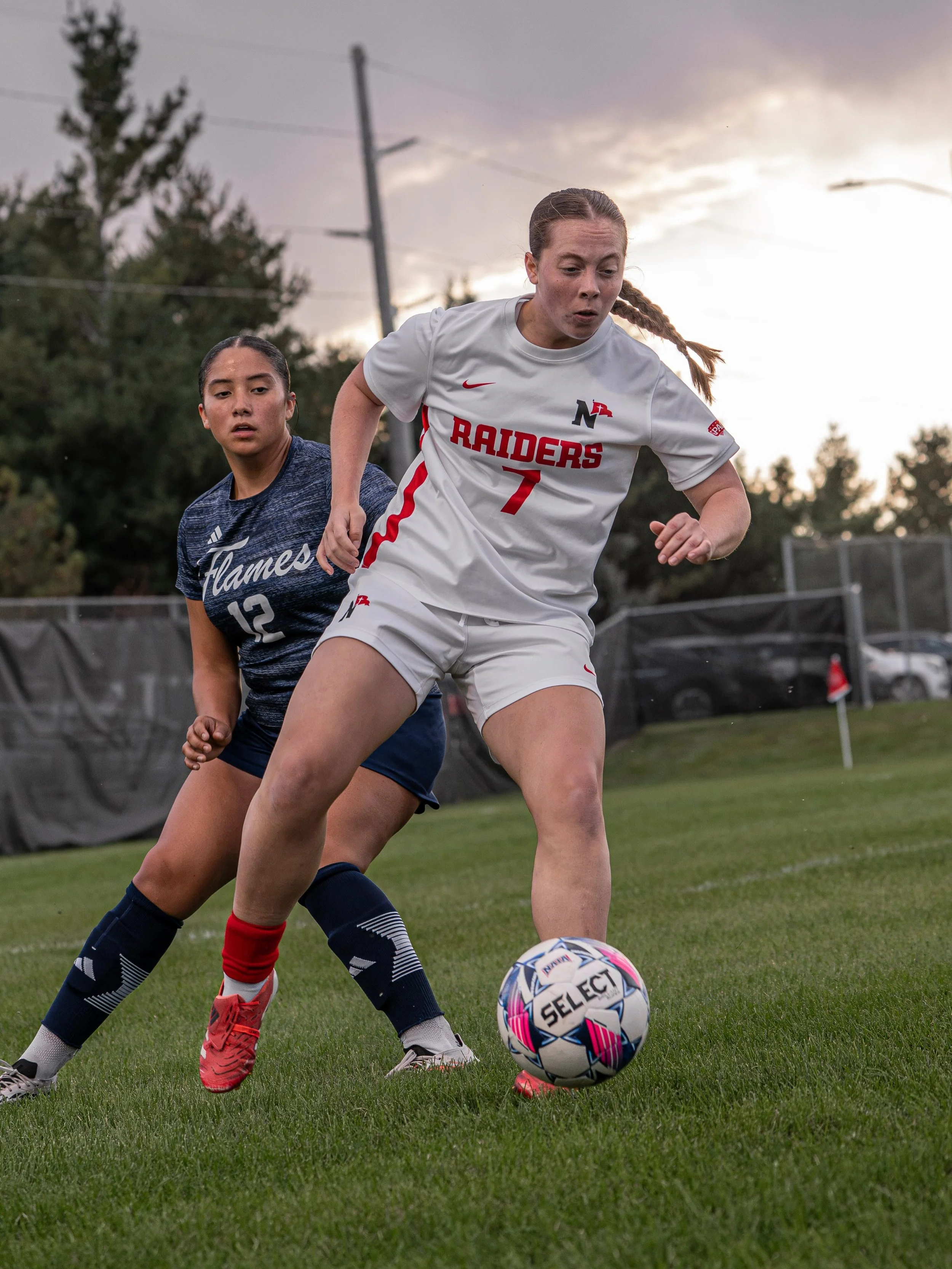 Homecoming at sunset 🌅⚽️ 

#nwcraiders #sunsethour #sonysportsphotography