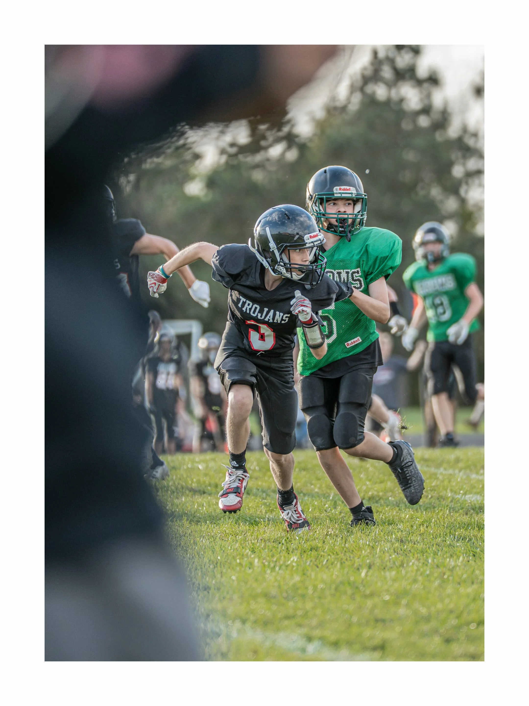 Freezing a moment in time. Love getting to capture my cousin and his friends playing the sport they love 😌🏈

#sonysportsphotography #footballphotography #trojanfootball