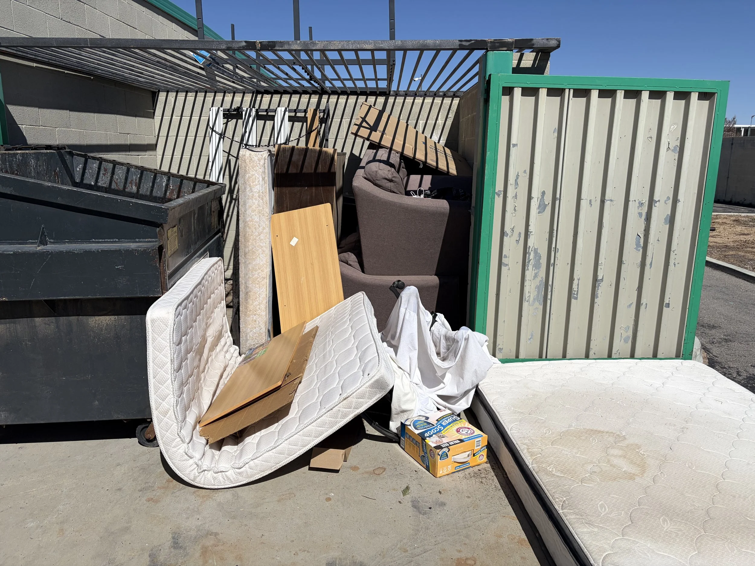 professional trash removal and debris hauling services for residential and commercial properties in Victorville, California