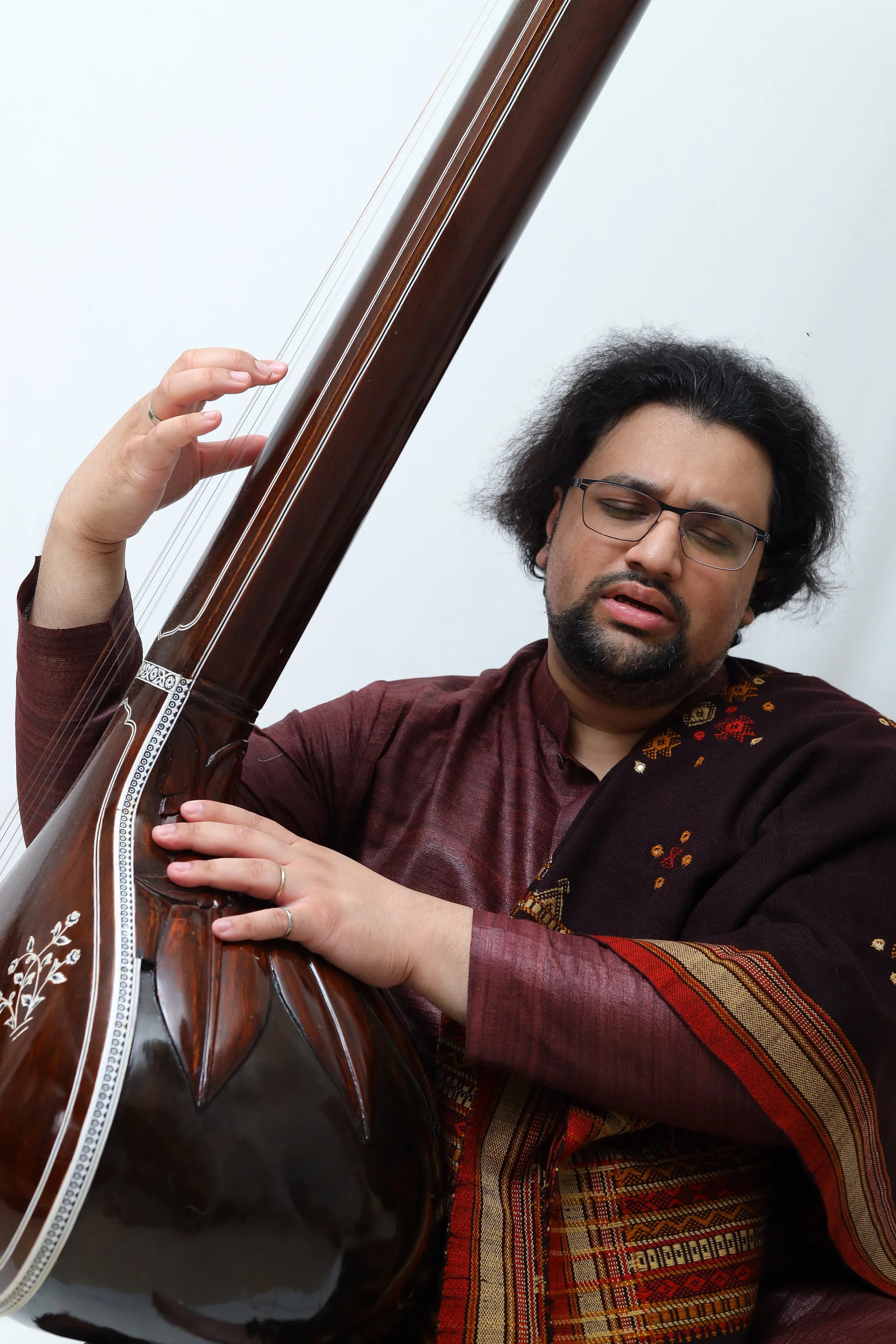 Aarshin Karande singing with a tanpura from Yusufsaheb Sitarmaker. Photographed by Kiran Bhumkar in Pune (January 2026).