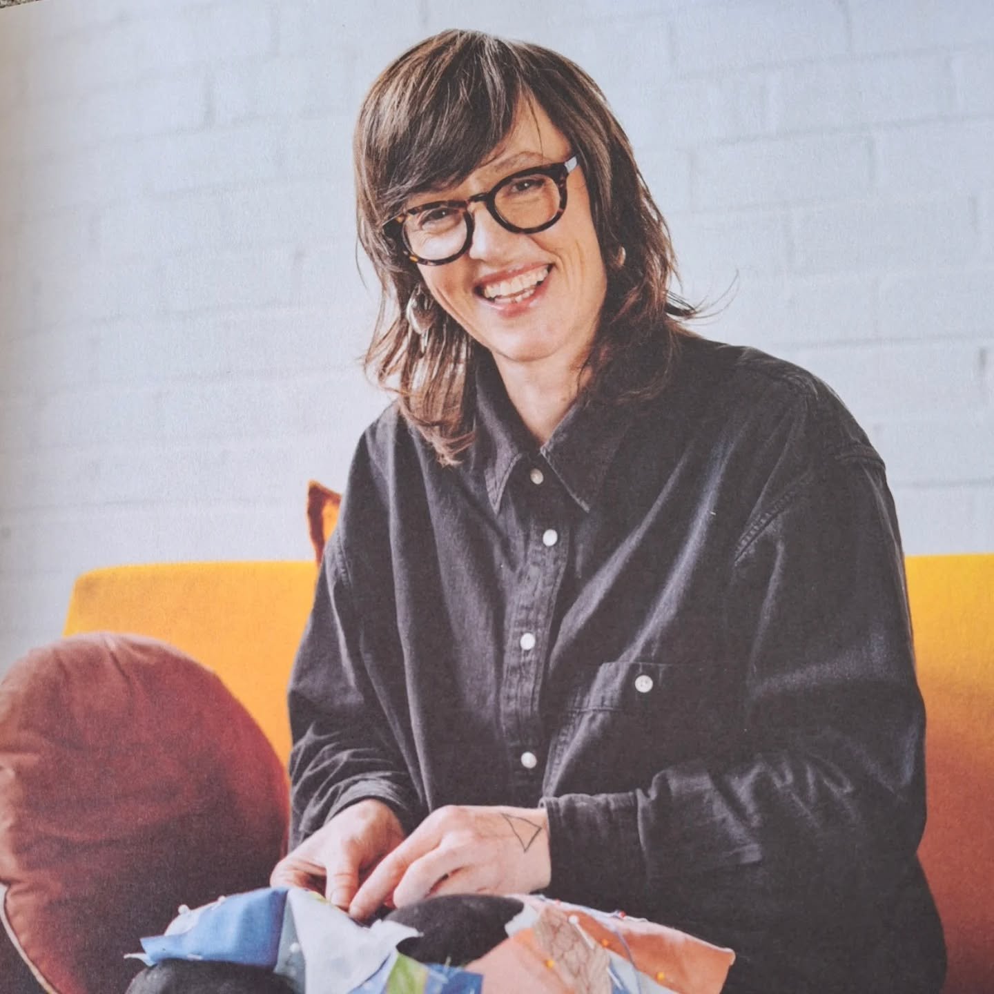 Celebrating Australian mending and textile artists Leah Giblin @daykeeperscloth (first pic) and her book 'How to keep your clothes forever' and Erin Lewis-Fitzgerald @erinlewisfitzgerald and her book 'Modern Mending' (last three pics). Looking for so
