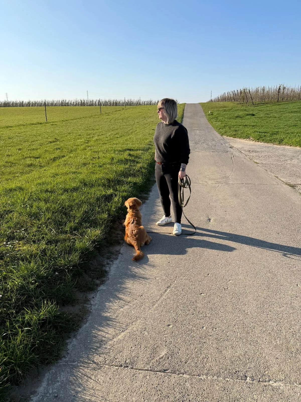 Sofie Vanelderen Lesuisse, orthomoleculair therapeut en ademcoach in Sint-Truiden, samen met Yuca op wandel