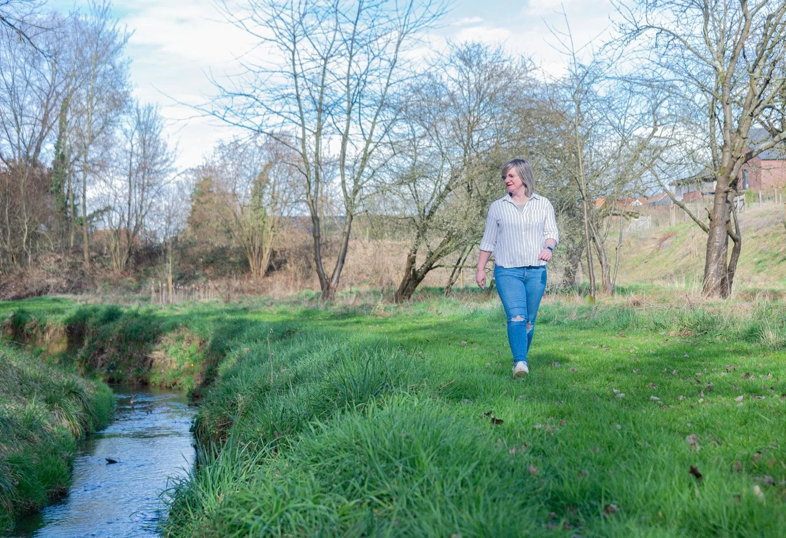Sofie van Essenza in een rustige natuurlijke omgeving