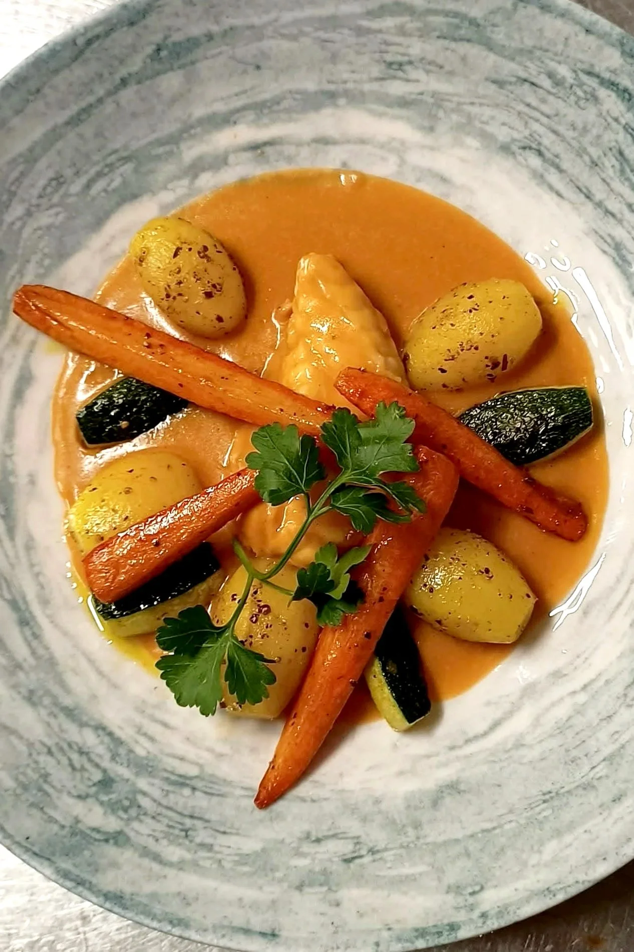 Havtaskehaler med små kartofler, grønt og homardine sauce