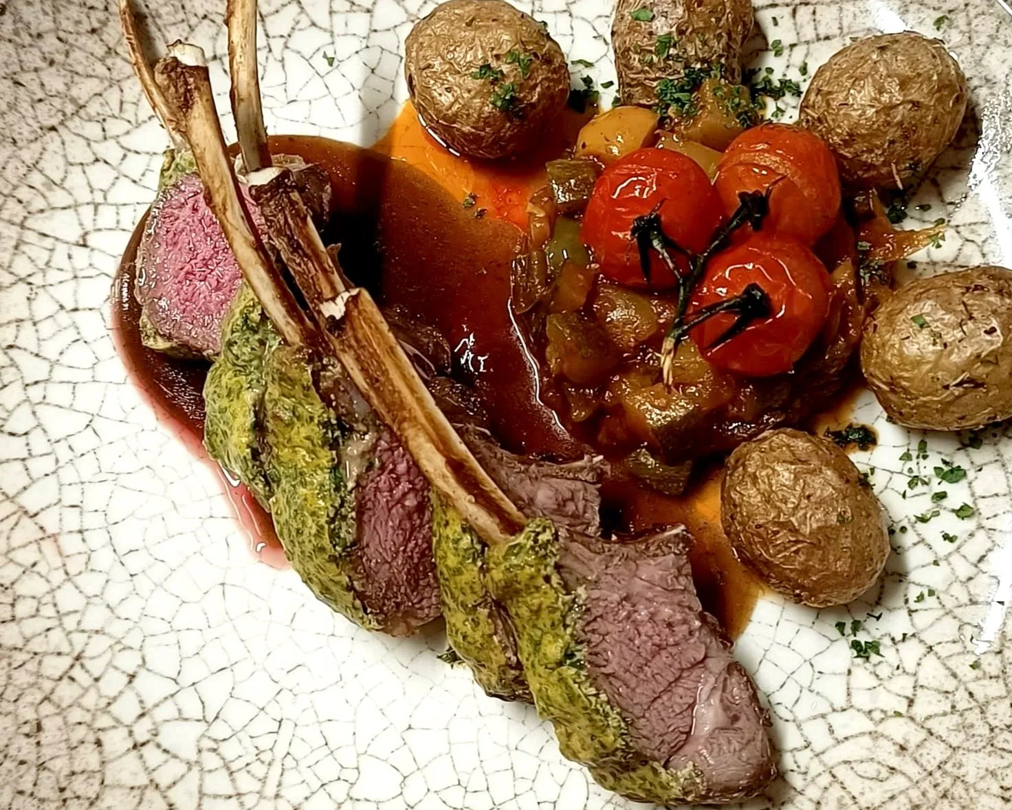 Lammeryg, kartofler, tomater, rodfrugter og sauce.