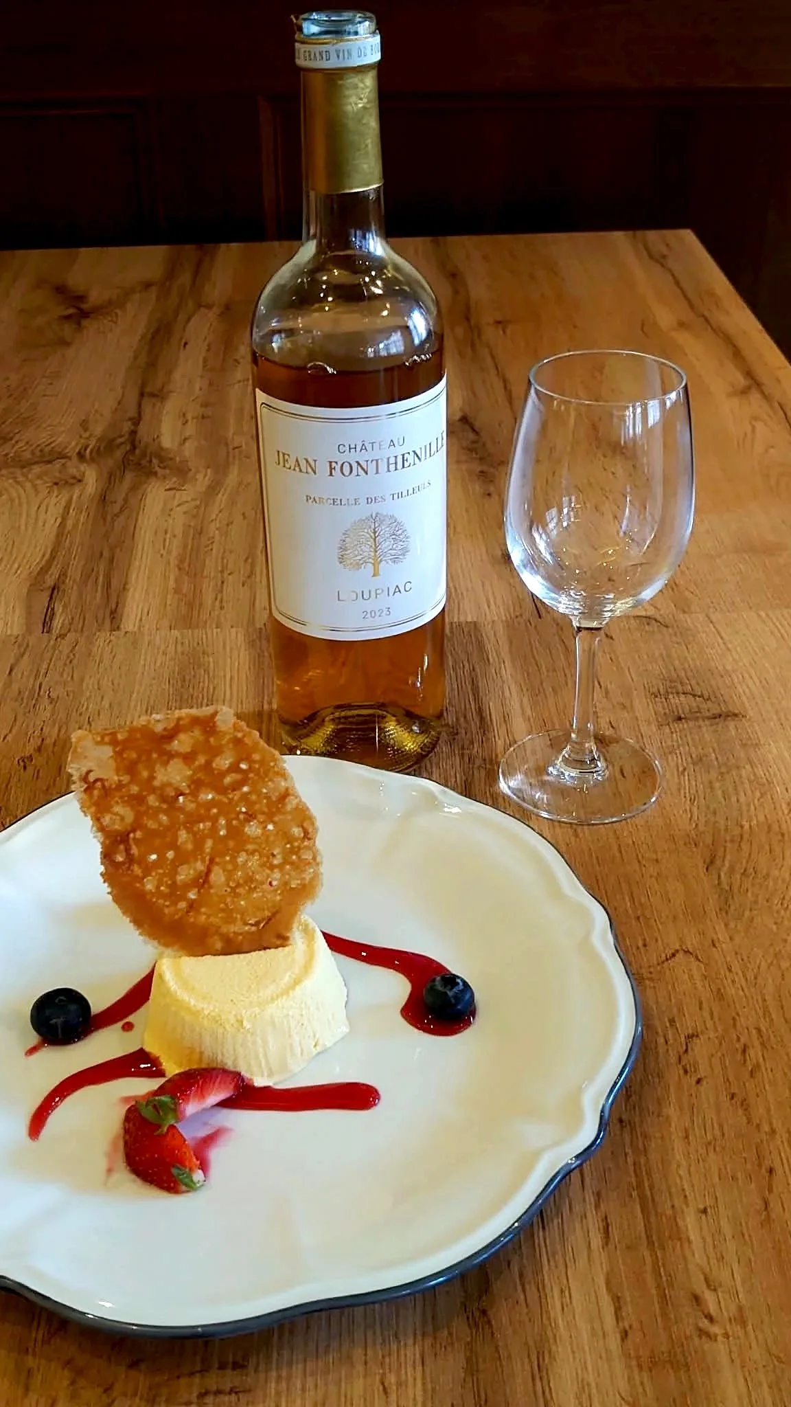 Mangoparfait med sprød appelsin tuile og fransk dessertvin.
