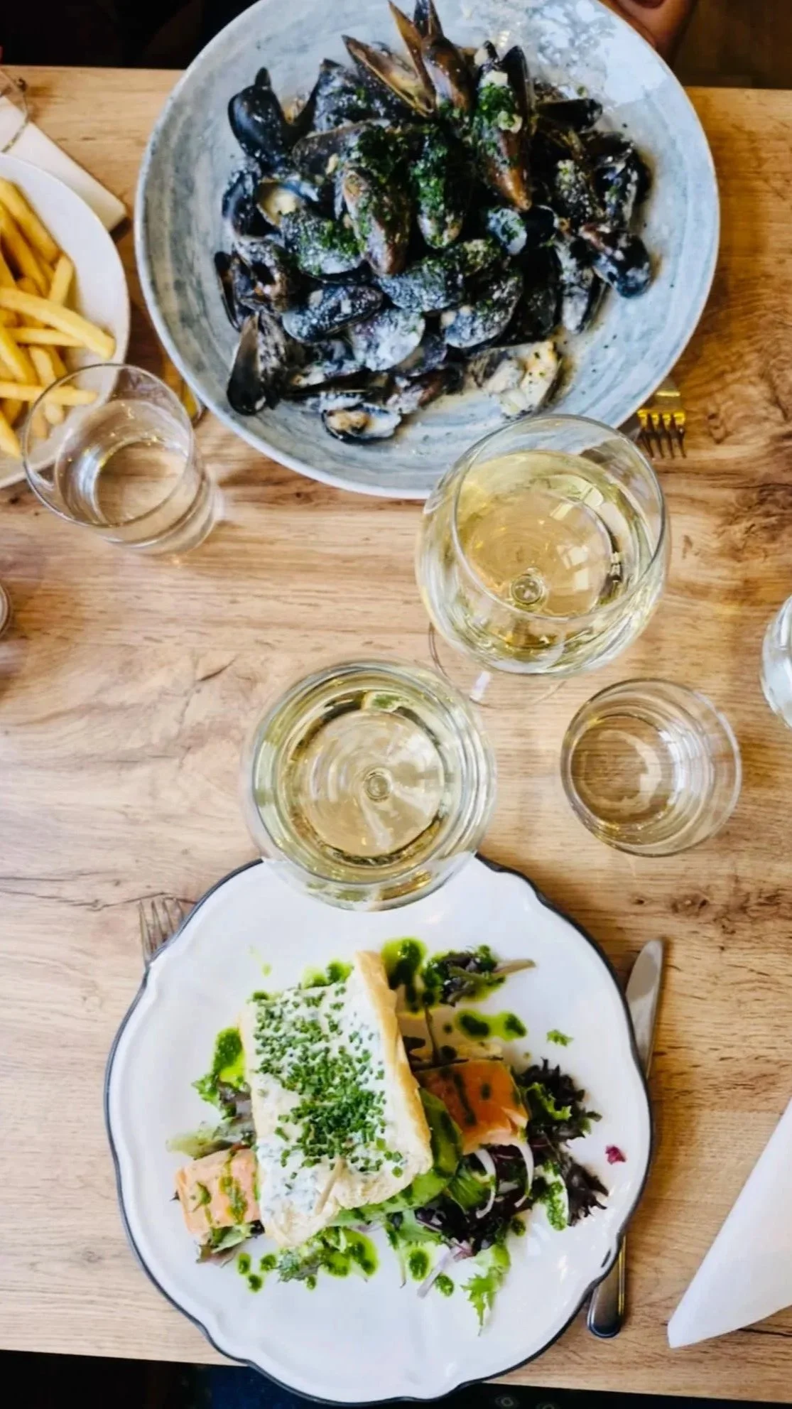 Moules Frites og en laksesandwich med 2 glas køligt hvidvin