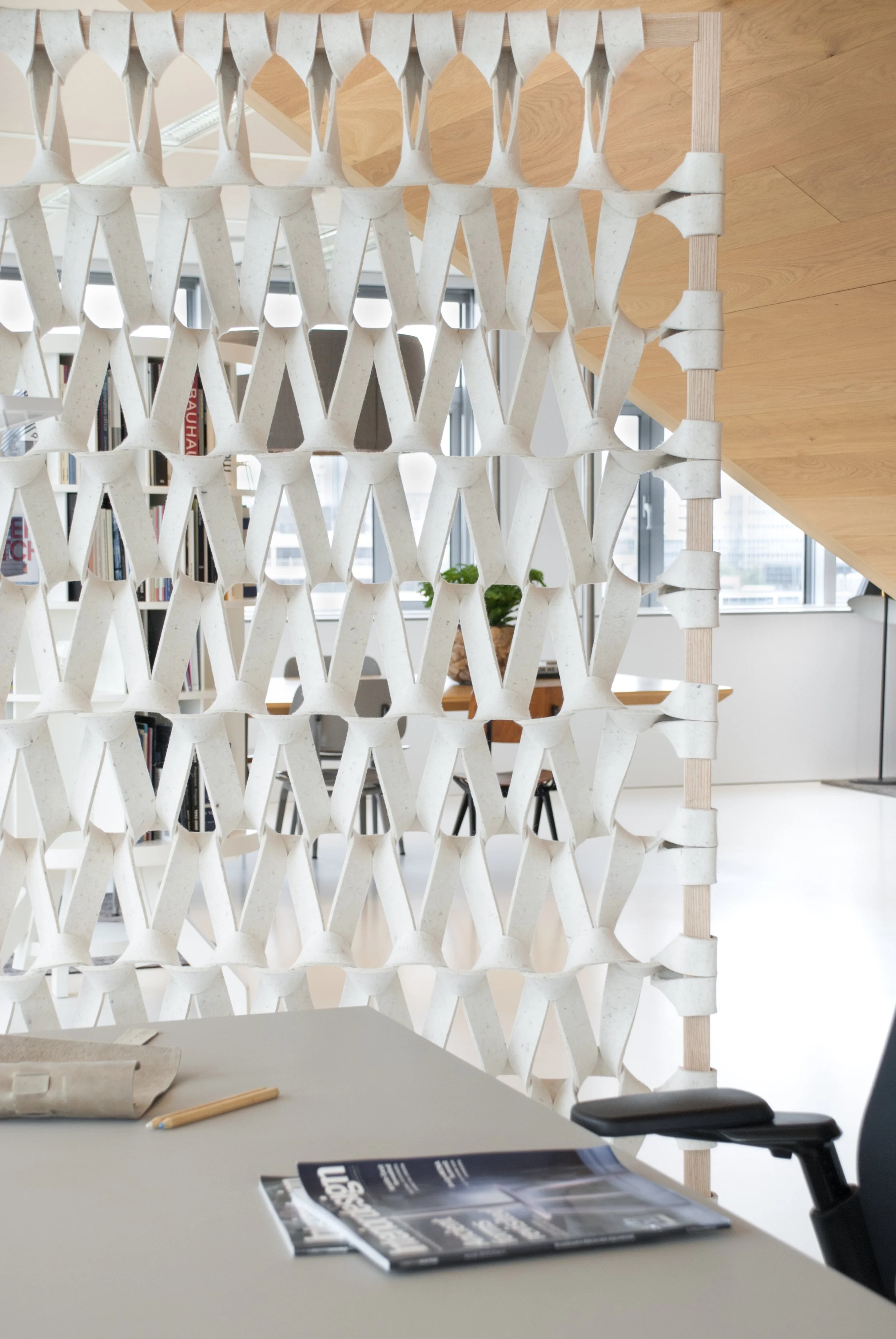 PLECTERE frame next to desk Ahrend.jpg
