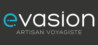 Logo d'evasion, artisan voyageur sur fond gris foncé.