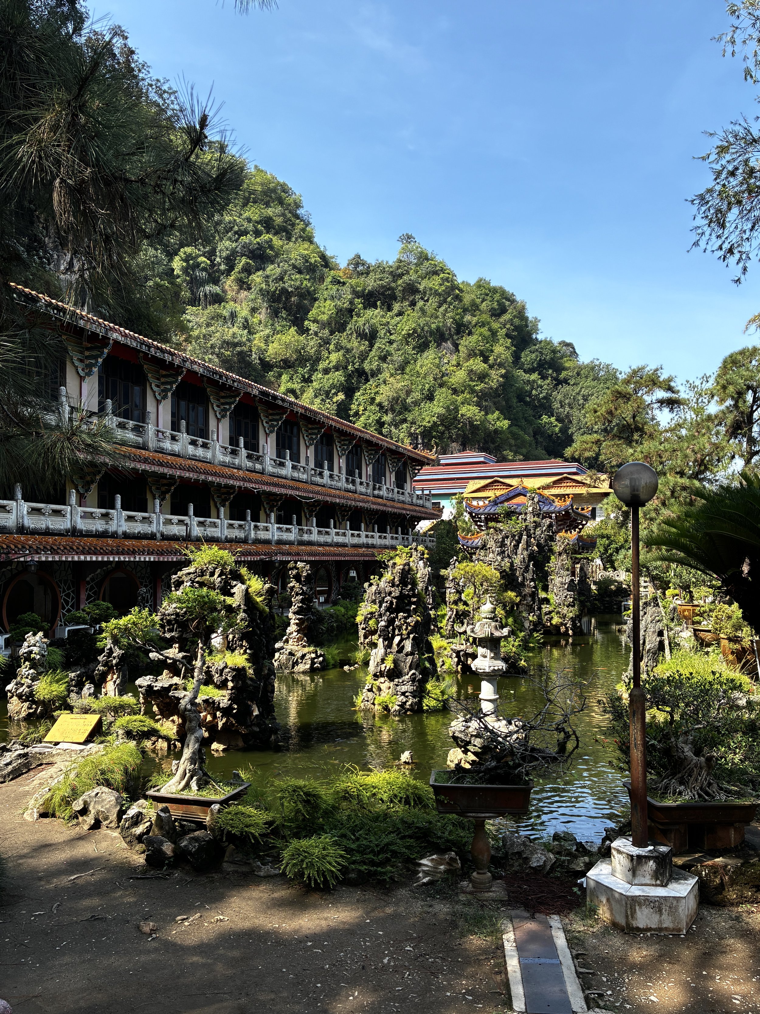 Sam Poh Tong Temple