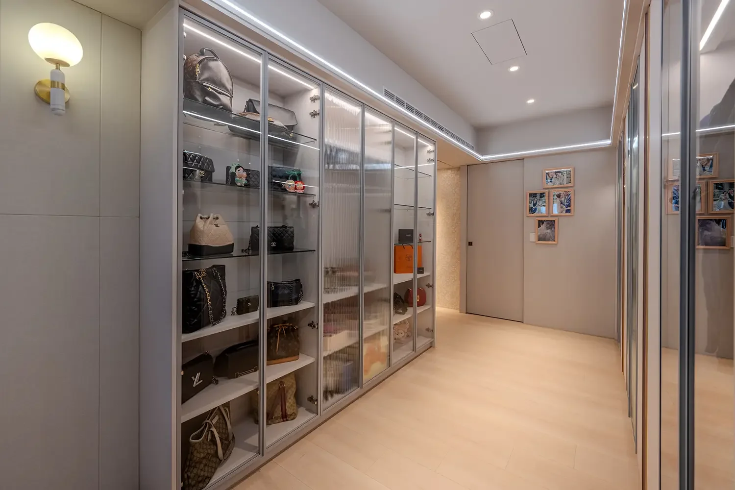 私藏光影的精品藝廊。
打造百貨公司級別的陳展空間，內嵌式柔和照明讓每一件精品包與珍藏品，都如同藝廊展品般優雅。這裡是女主人的專屬殿堂，讓穿搭與收藏成為每日最美好的期待。