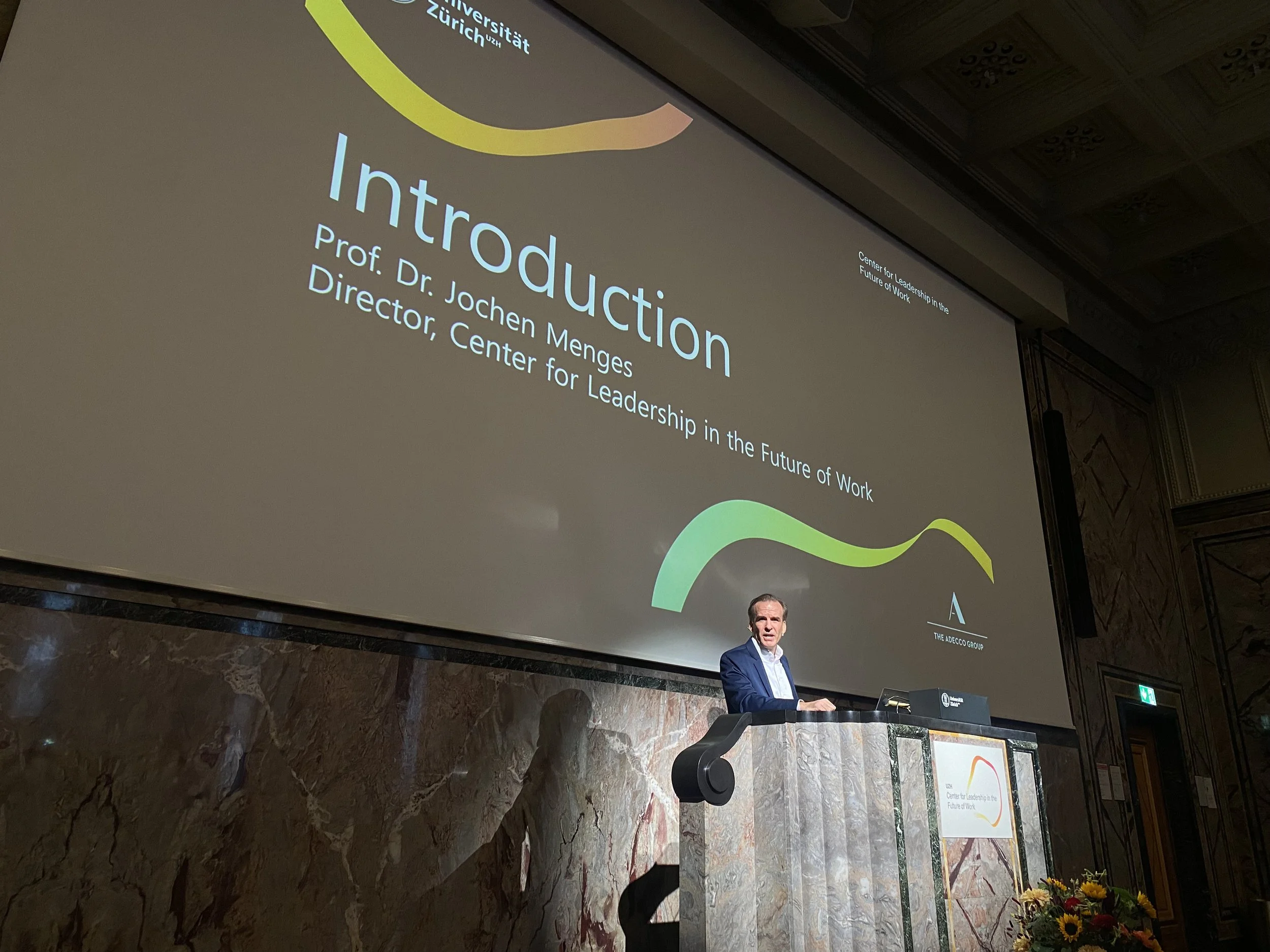 Jochen Menges introducing the Leadership Lecture Series at the University of Zurich