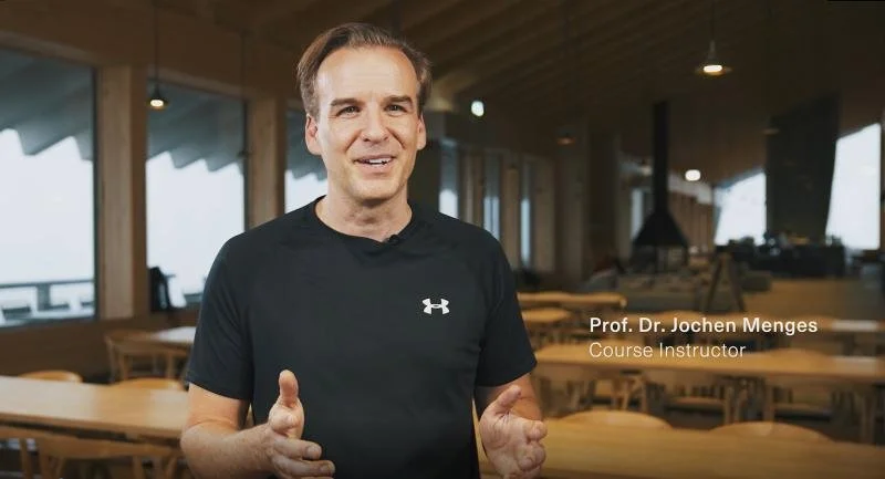 Jochen Menges leading a university course